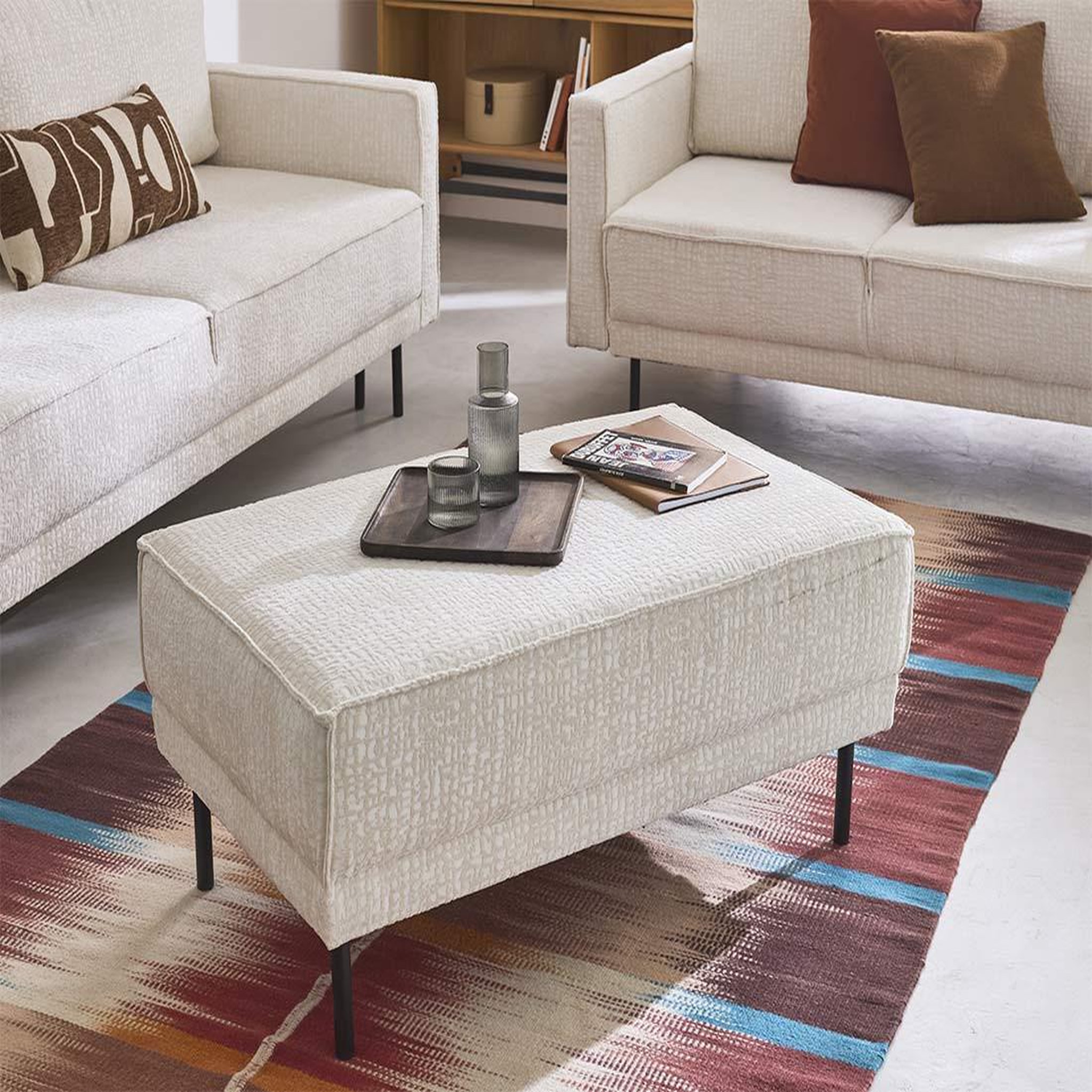 Voir la diapositive 2 : LISA DESIGN Charlie - pouf - pieds hauts - en tissu velours relief