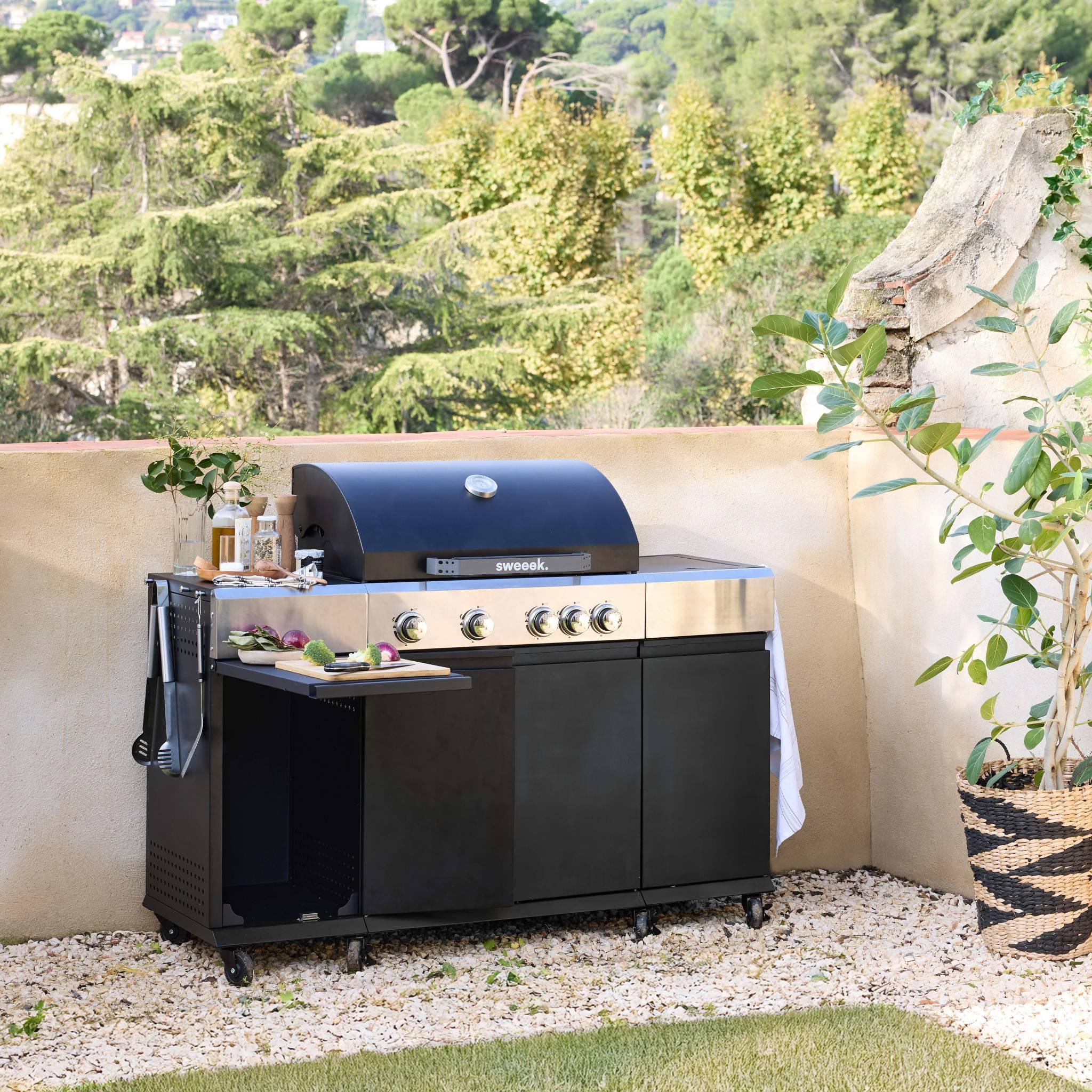 Voir la diapositive 4 : SWEEEK Barbecue gaz 4 brûleurs + 1 feu latéral MAXIM noir. Acier. thermomètre intégré. récupérateur de graisse. grille de chauffe. L 145.5 x P 61.5 x H 143.5cm