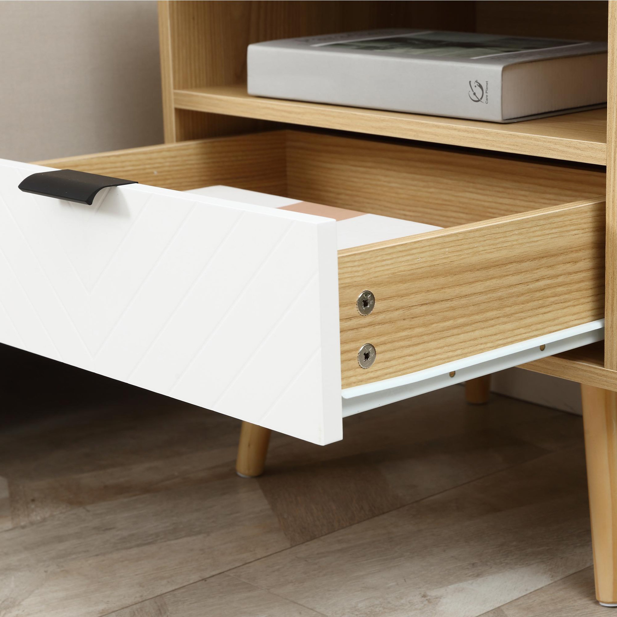 Voir la diapositive 5 : HOMCOM Chevet table de nuit design scandinave tiroir + niche bois pin panneaux particules motif chevrons blanc aspect chêne clair