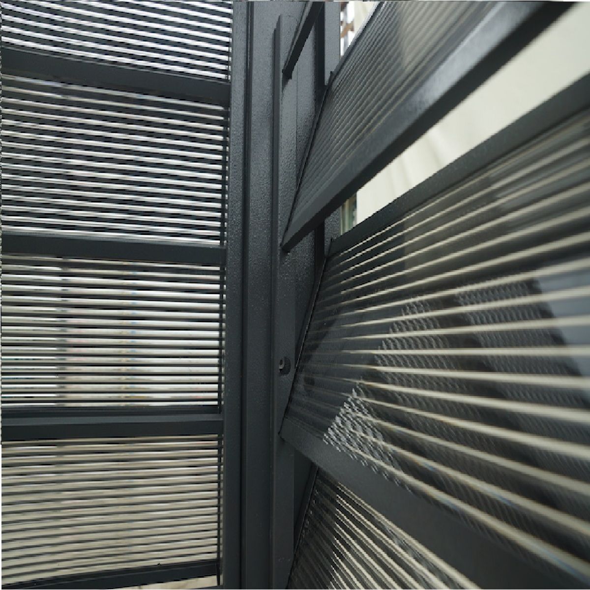 Pergola à toit et ventelles fixes