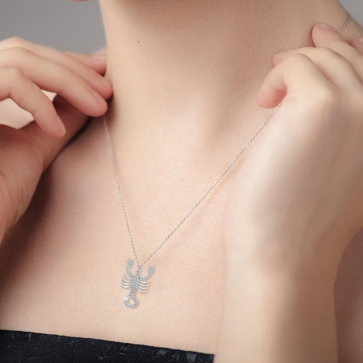 SC CRYSTAL Collier signe astrologique scorpion orné de Cristaux scintillants par SC Crystal en Métal rhodié