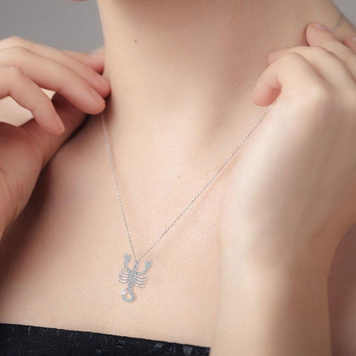 SC CRYSTAL Collier signe astrologique scorpion orné de Cristaux scintillants par SC Crystal en Métal rhodié