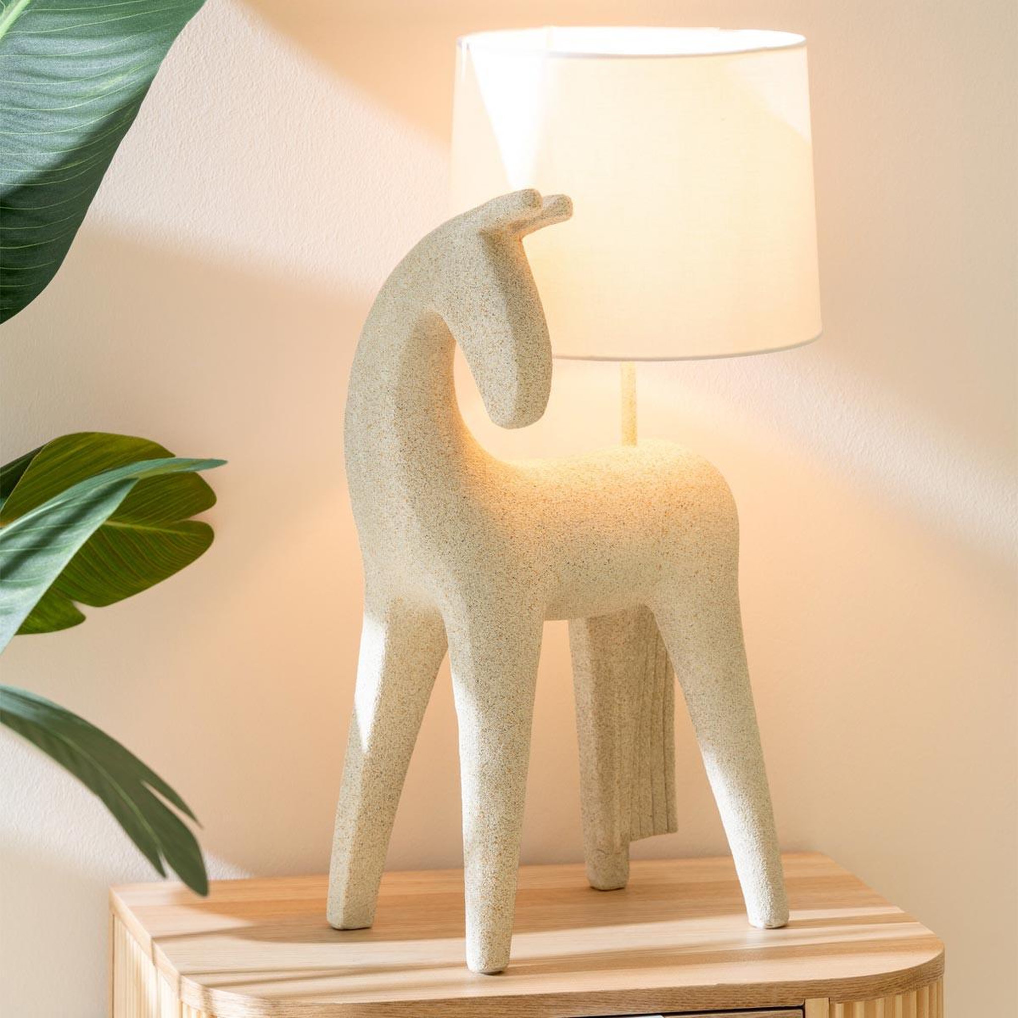 Voir la diapositive 4 : J-LINE Lampe à poser cheval  morris  56cm beige
