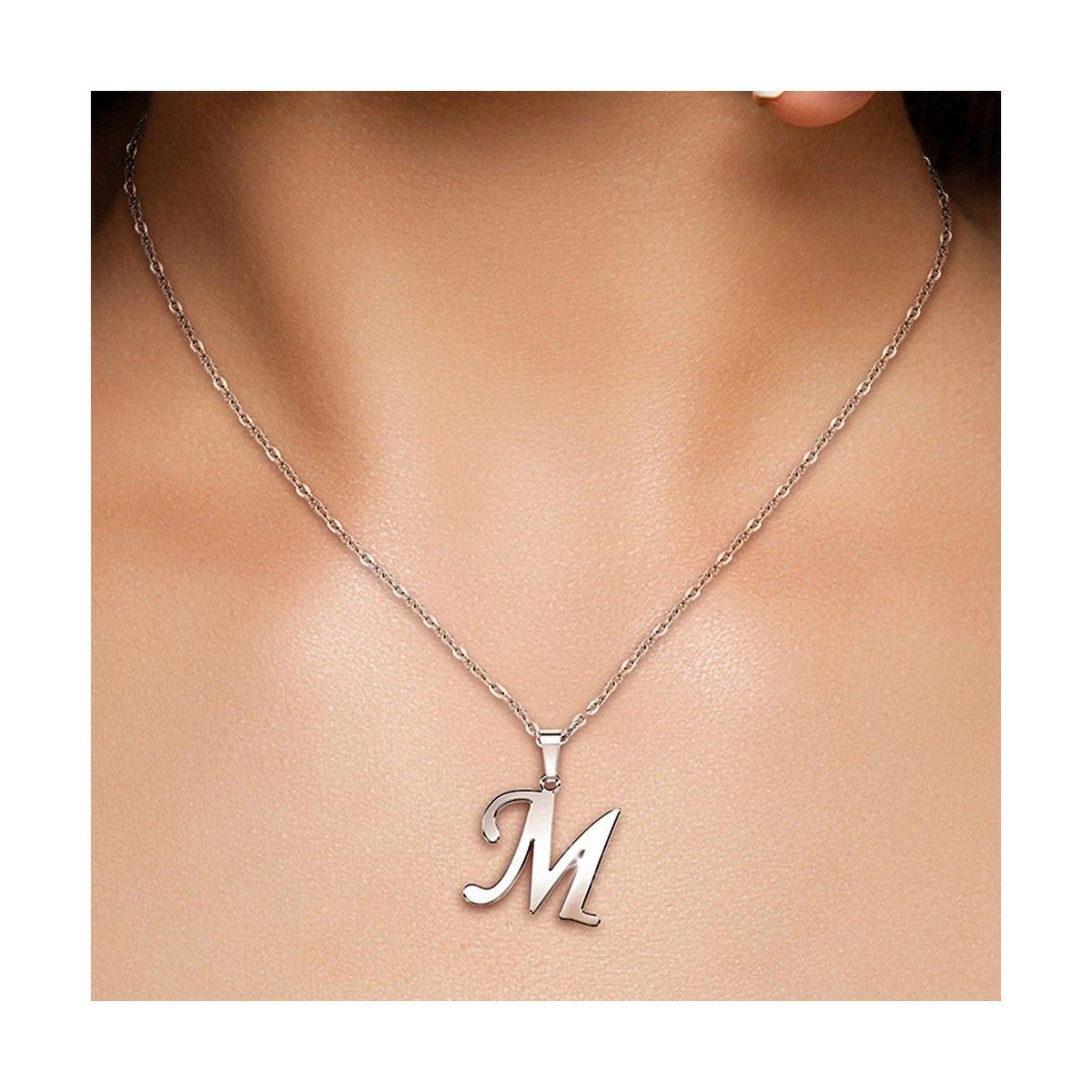 Voir la diapositive 2 : SC BOHEME Collier alphabet lettre M en acier inoxydable par SC Bohème