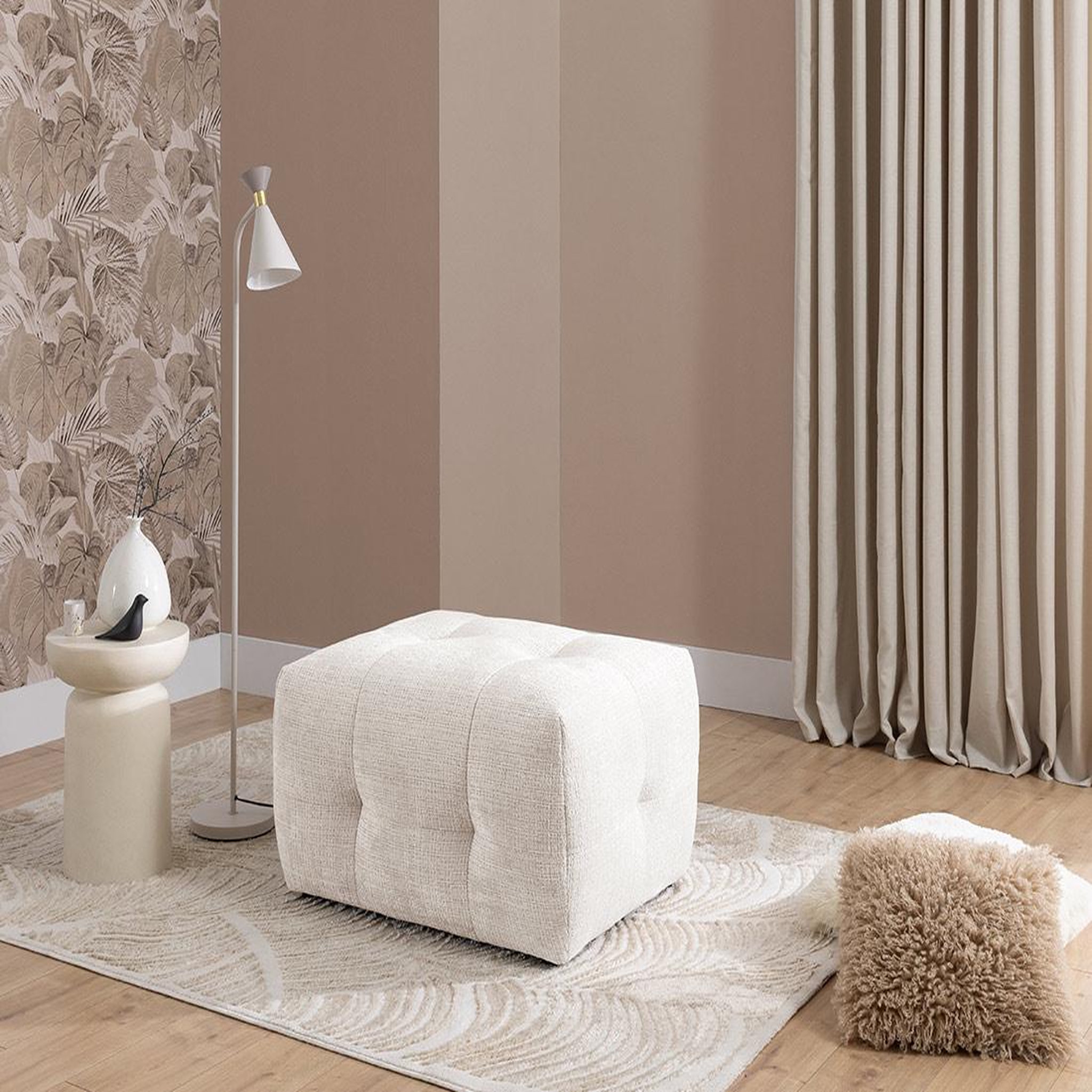 Voir la diapositive 5 : BEST MOBILIER Diane - pouf en velours texturé