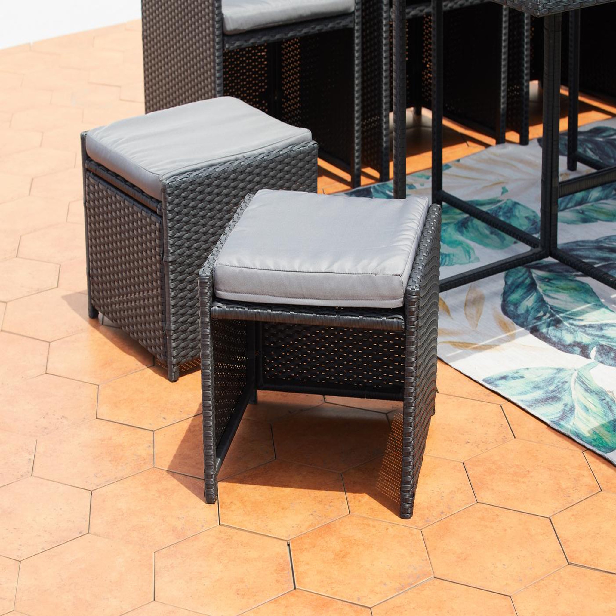 Voir la diapositive 5 : CONCEPT USINE Table et chaises 8 places encastrables en résine noir-gris miami