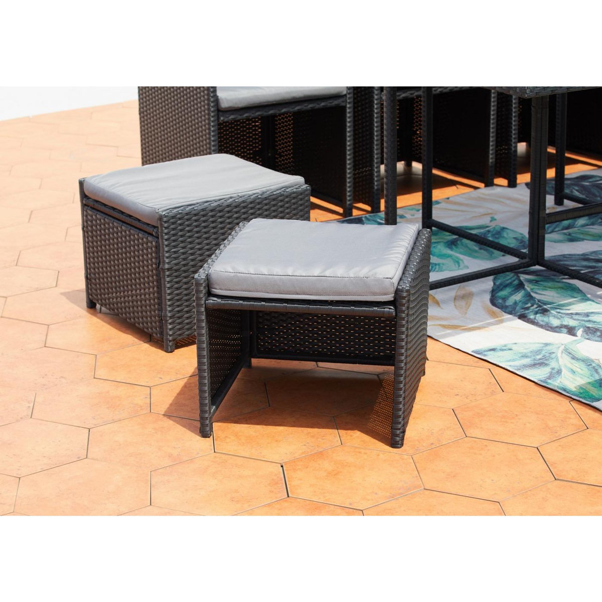 CONCEPT USINE Table et chaises 8 places encastrables en résine noir-gris MIAMI