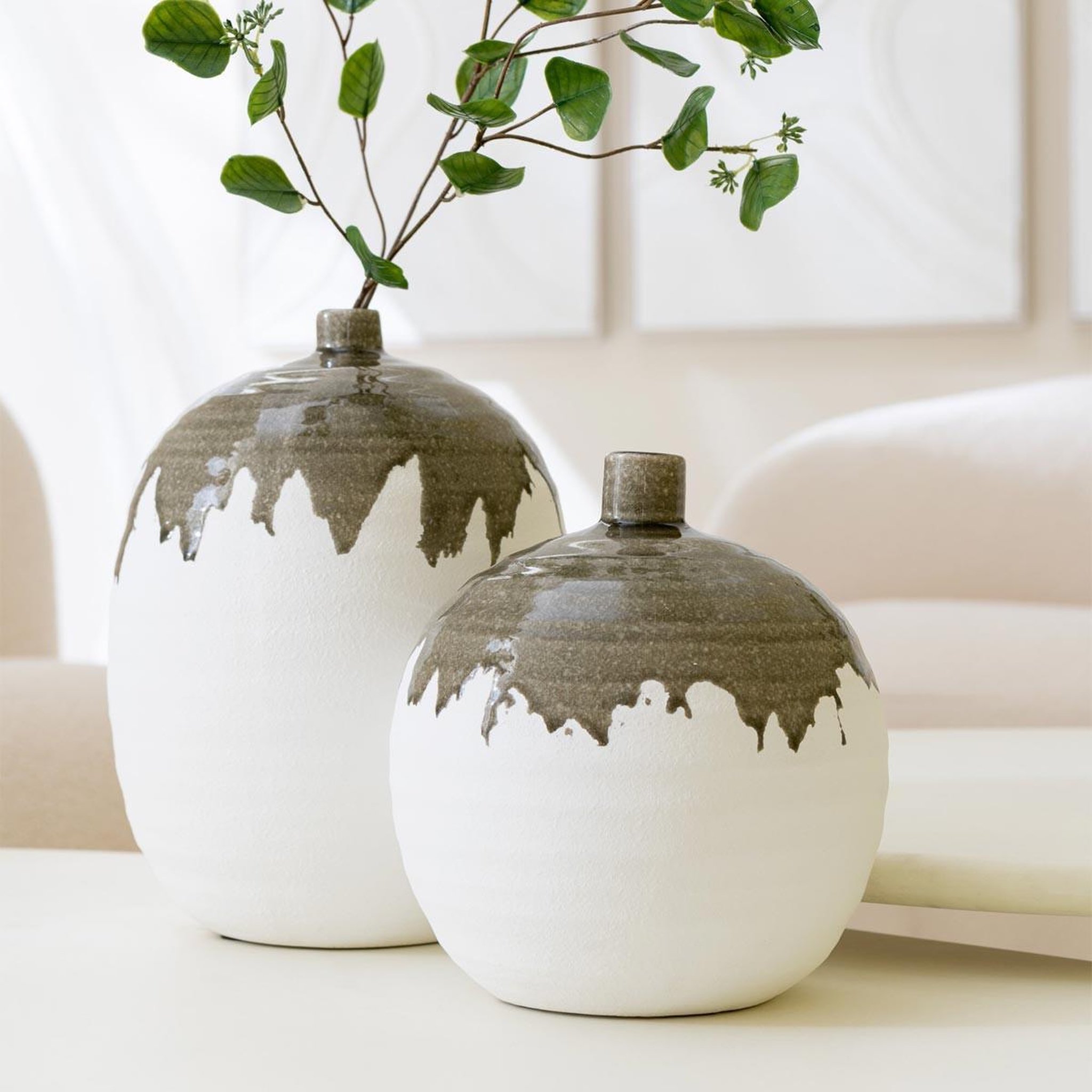 Voir la diapositive 4 : J-LINE Vase bouteille en argile  olea  23cm blanc & vert