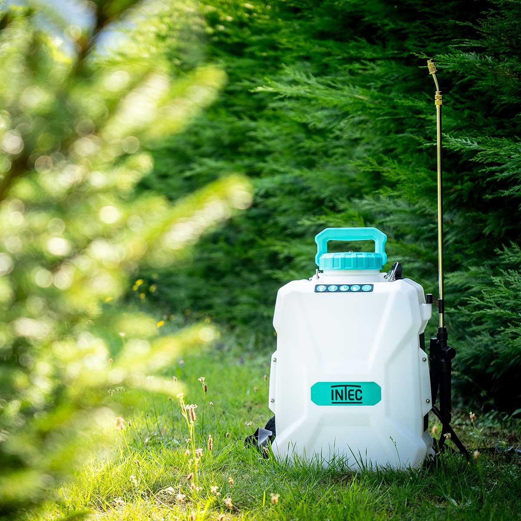 Voir la diapositive 5 : INTEC Pulvérisateur à batterie 20v 12l 5 bar + 2 batteries lithium 4.0ah + chargeur + 2 lances fibre et inox + 4 buses intec