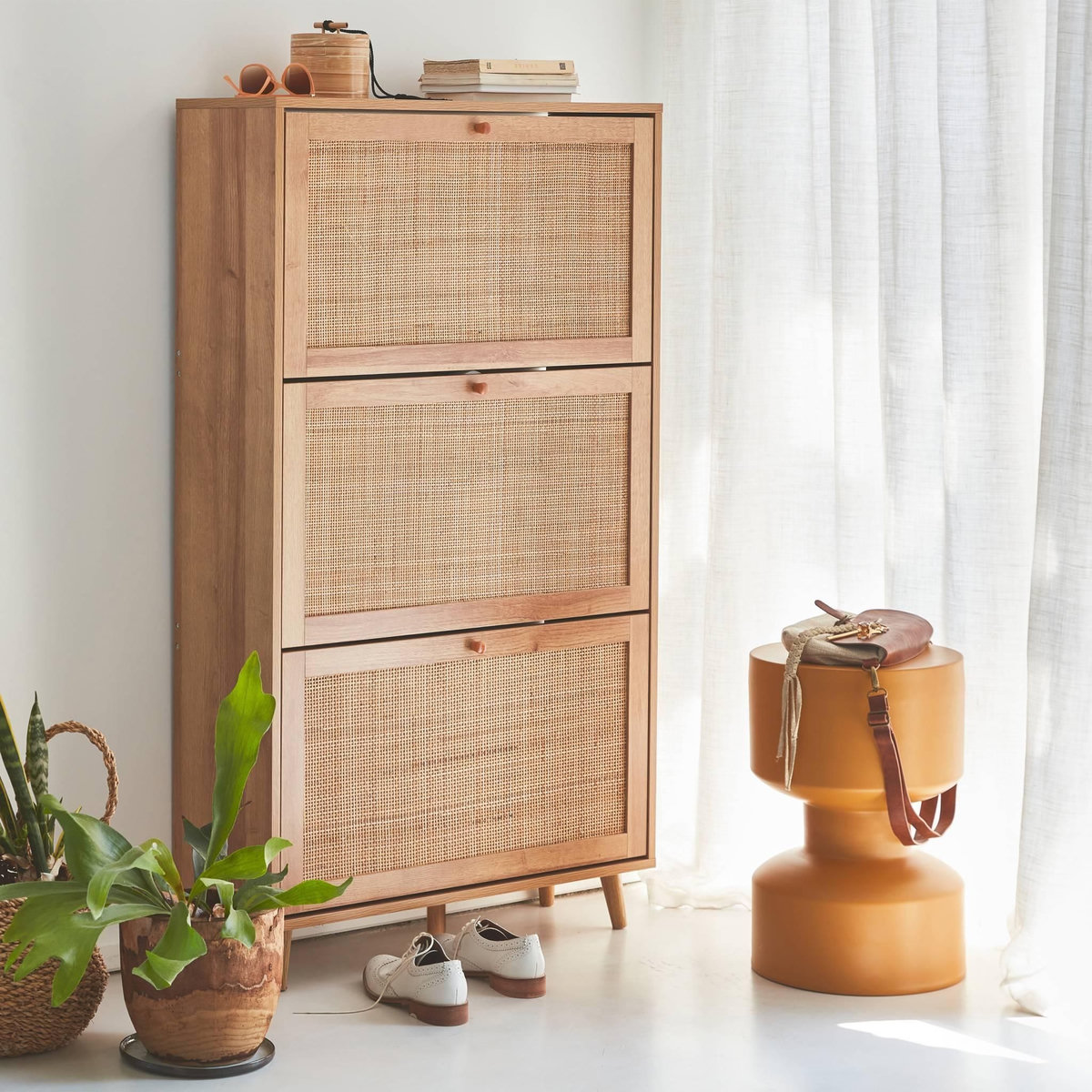 SWEEEK Meuble à chaussures. 3 abattants en cannage. Bohème.  L 75 x P 26 x  H 131cm