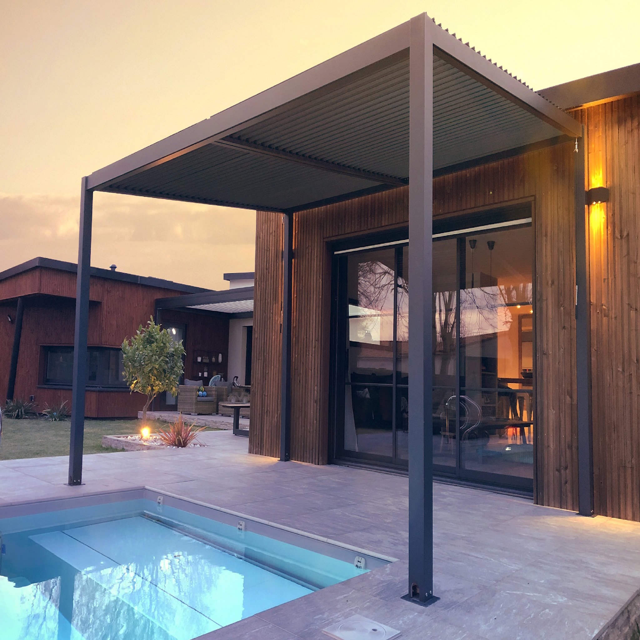 Voir la diapositive 3 : DCB GARDEN Pergola bioclimatique à lames orientables aluminium TRAMONTO