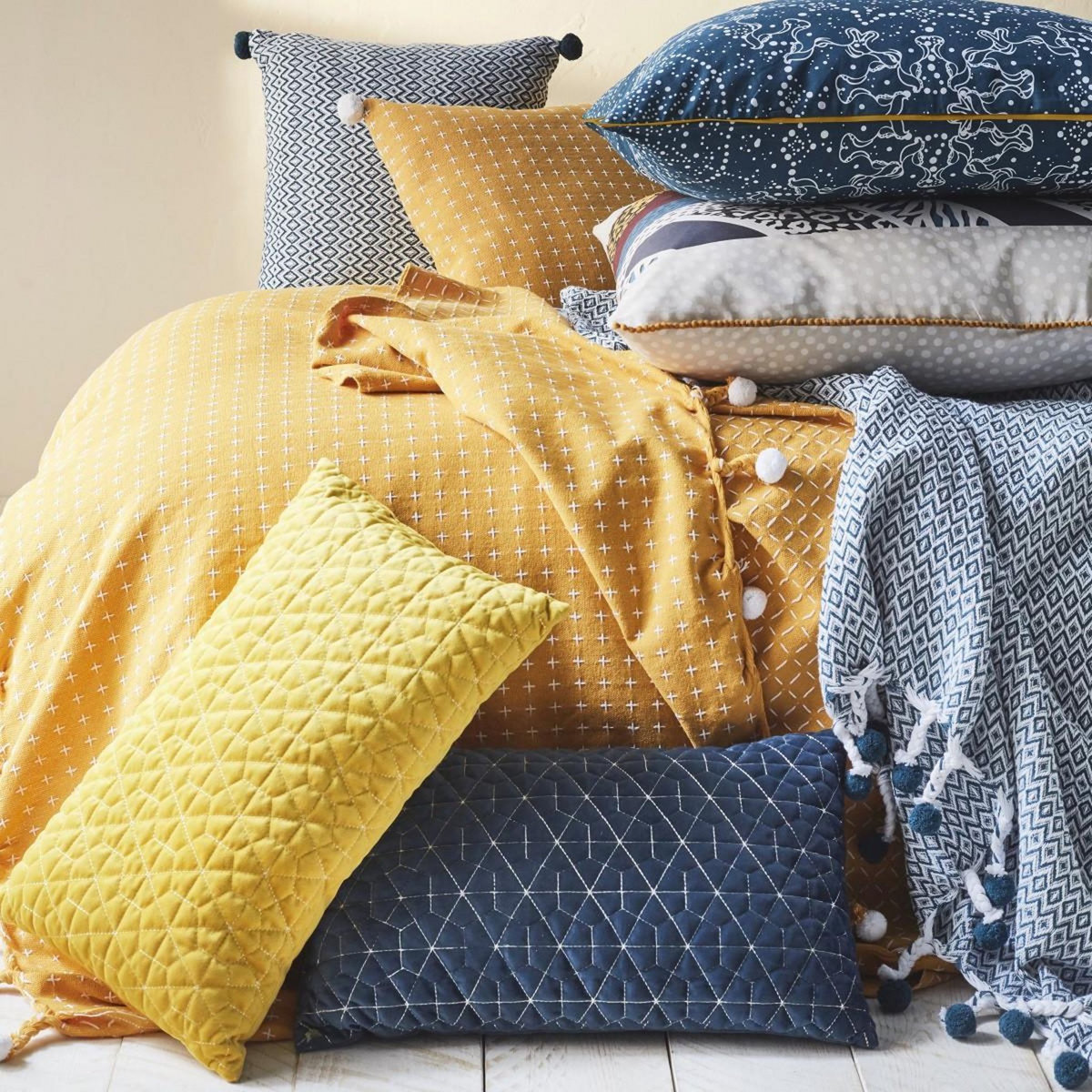 FUTURE HOME Coussin à pompons en polycoton 40x40cm DIVALI