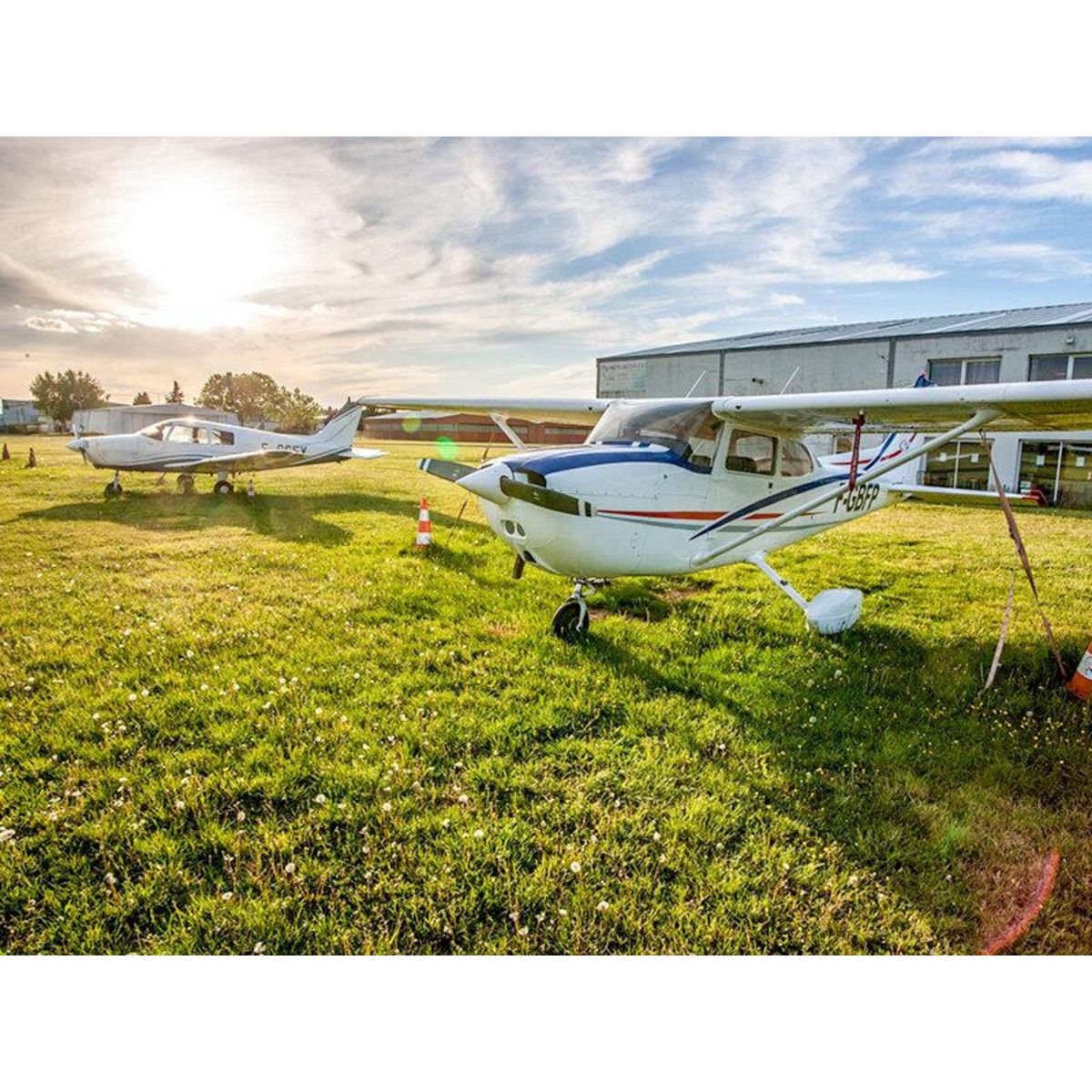 Smartbox Vol d'initiation de 20 min avec prise de commandes près de Paris - Coffret Cadeau Sport & Aventure