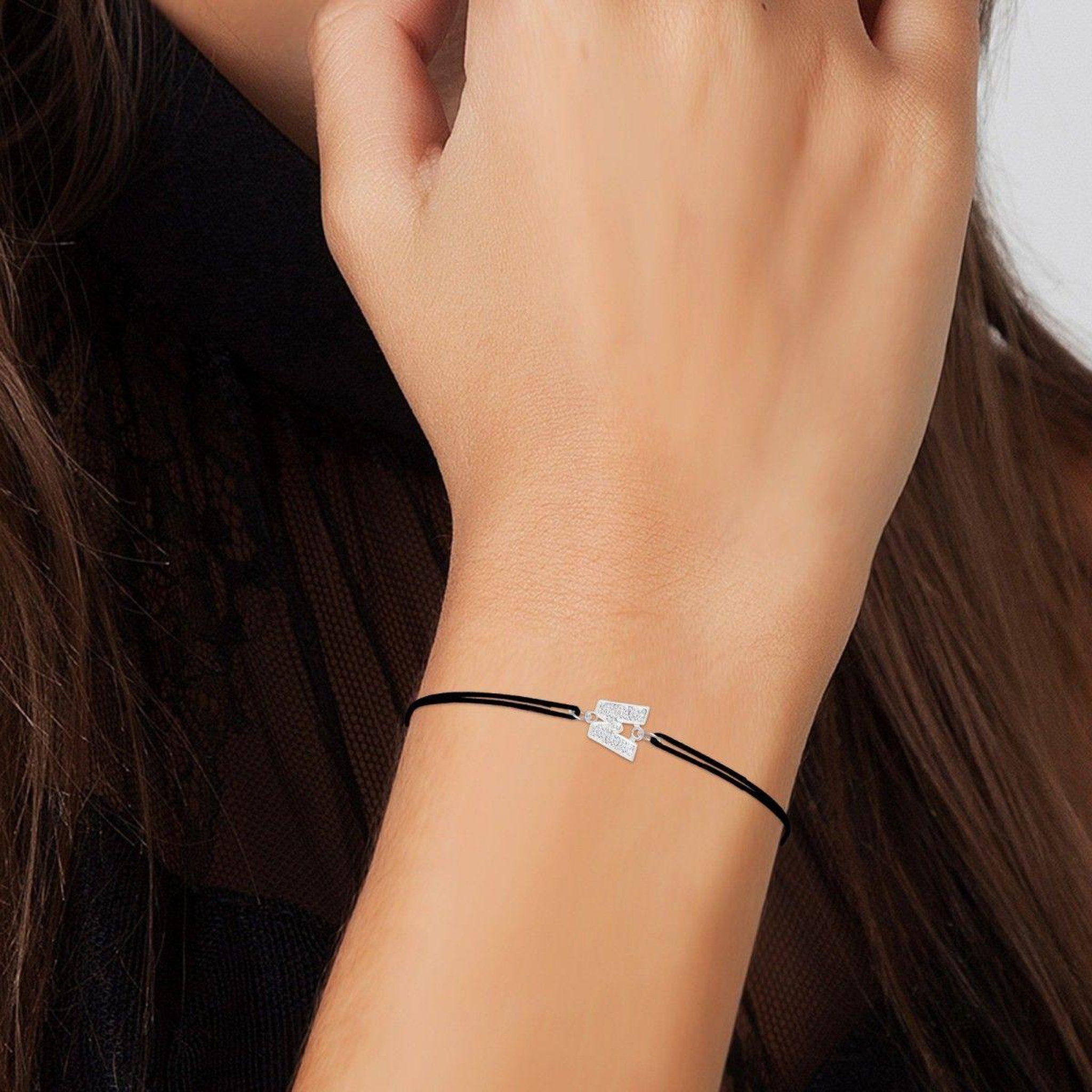 Voir la diapositive 2 : SC CRYSTAL Bracelet lettre W élastique noir SC Crystal orné de Cristaux scintillants