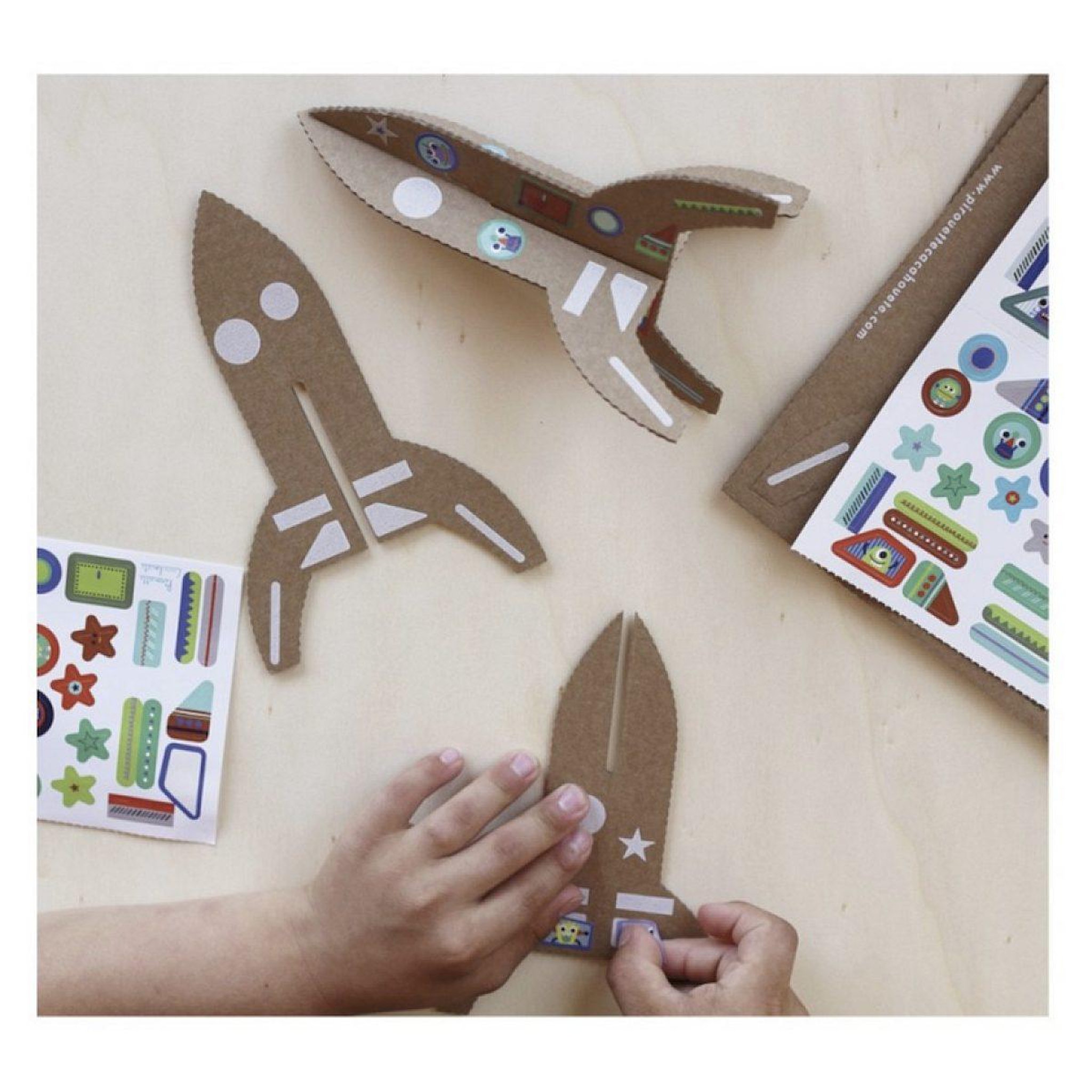 Voir la diapositive 5 : PIROUETTE CACAHOUETE Kit creatif fusees extraterrestres
