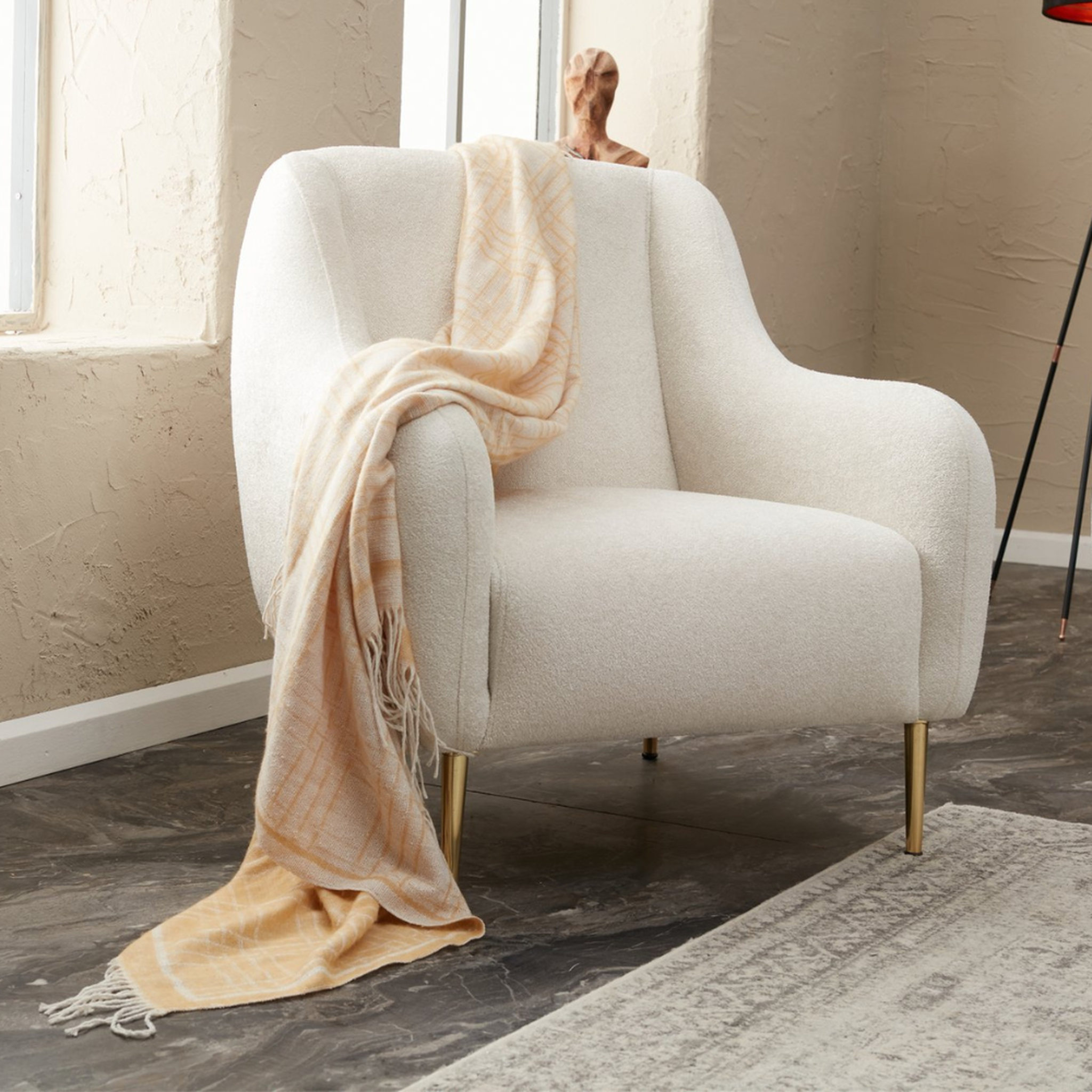 Voir la diapositive 6 : CONCEPT USINE Fauteuil blanc - pieds dorés NEGAN