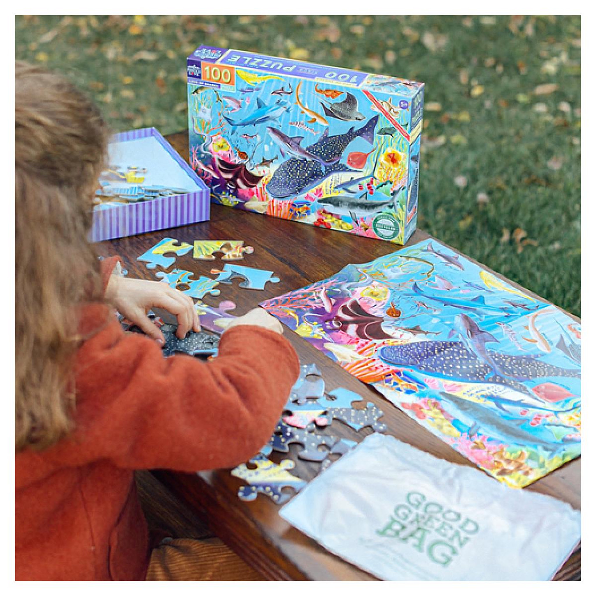 Voir la diapositive 2 : Eeboo Love of Sharks 100 Piece Puzzle
