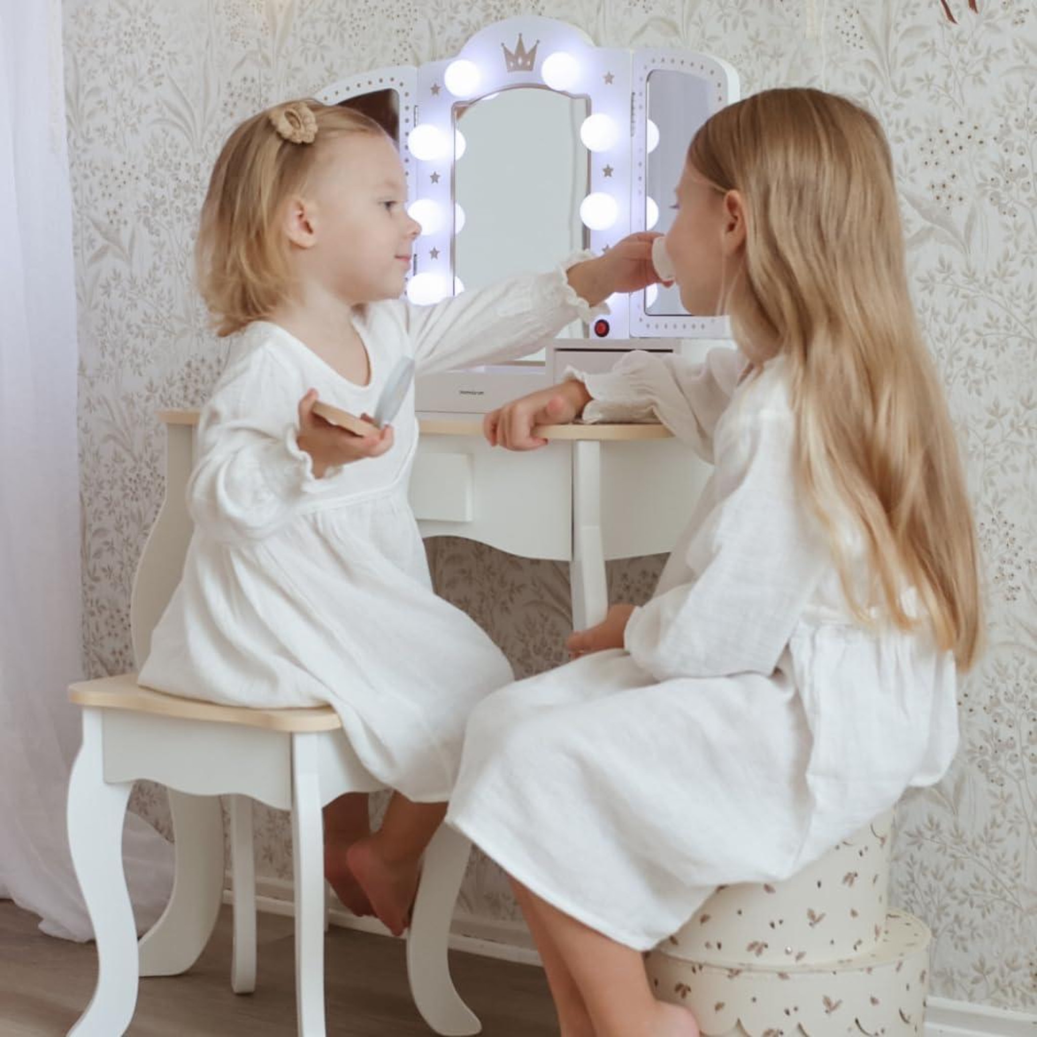 Voir la diapositive 2 : MAMABRUM Coiffeuse Enfant Bois avec Tabouret & Miroir LED, Tiroir & Accessoires – 2 en 1 Bureau Enfant +3
