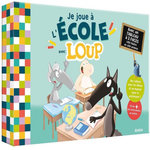 JE JOUE A L'ECOLE AVEC LOUP. AVEC UN TABLEAU A 2 FACES COTE FEUTRE ET COTE ARDOISE, DES CAHIERS POUR LES ELEVEES ET UN MANUEL POUR LE PROFESSEUR, ET EN + DES AUTOCOLLANTS, UN POSTER..., Lallemand Orianne