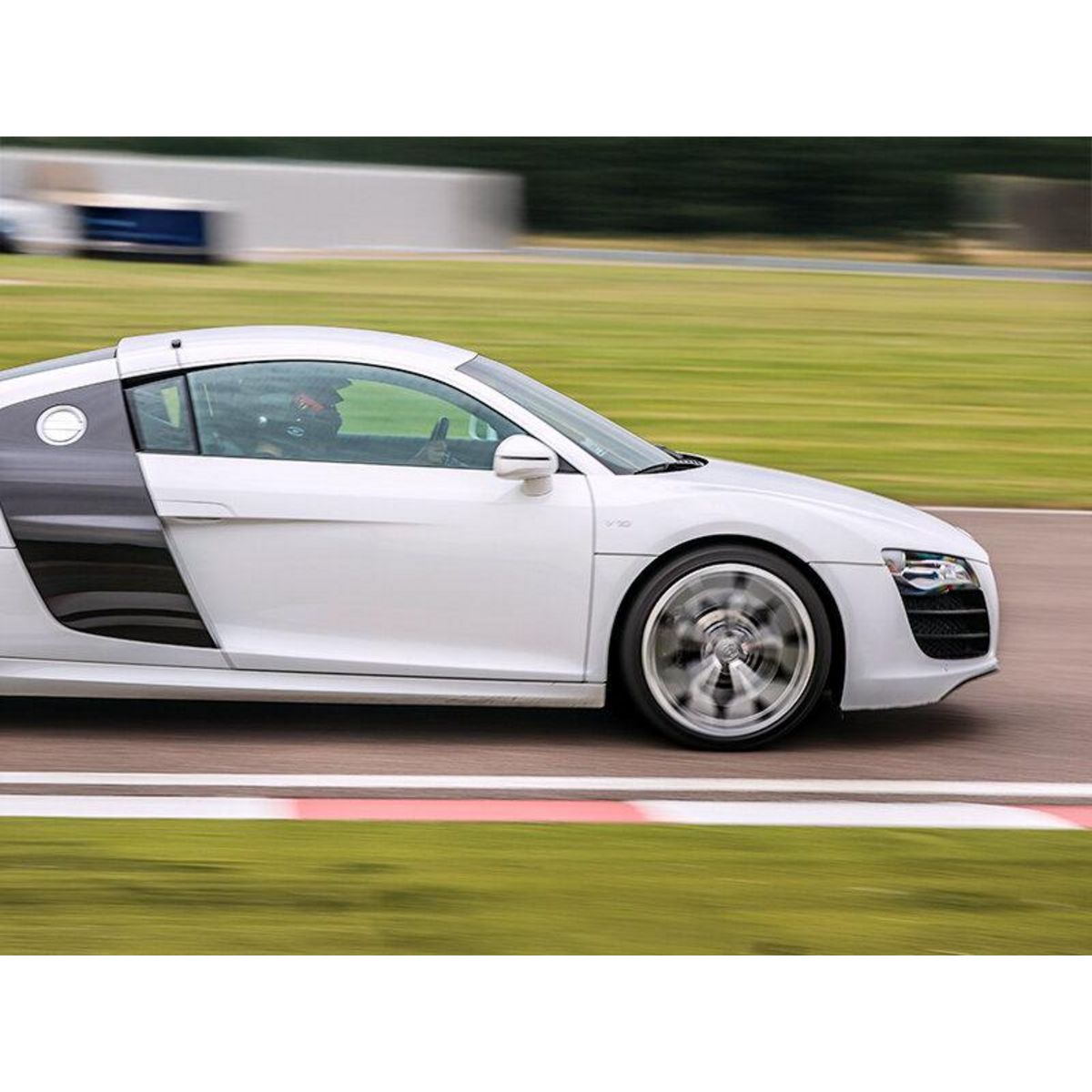 Smartbox Stage de pilotage : 2 à 3 tours au volant d'une voiture de course sur le circuit du Bourbonnais - Coffret Cadeau Sport & Aventure