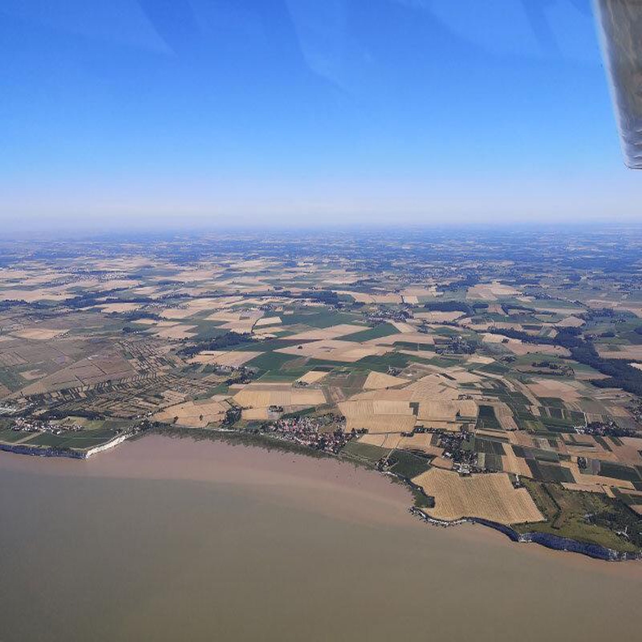 Voir la diapositive 2 : Smartbox 30 min de baptême de l'air en ulm avec initiation au pilotage au sud de bordeaux - coffret cadeau sport & aventure