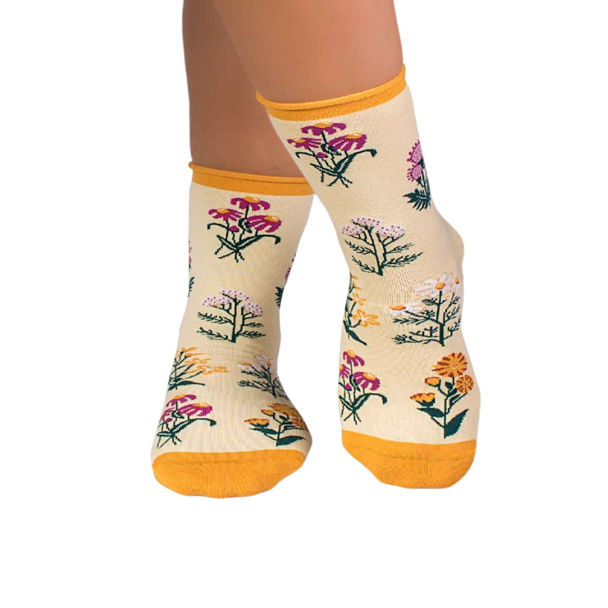 PIRIN HILL Chaussettes coton bio fleurs & herbes - jaunes. Coloris disponibles : Jaune