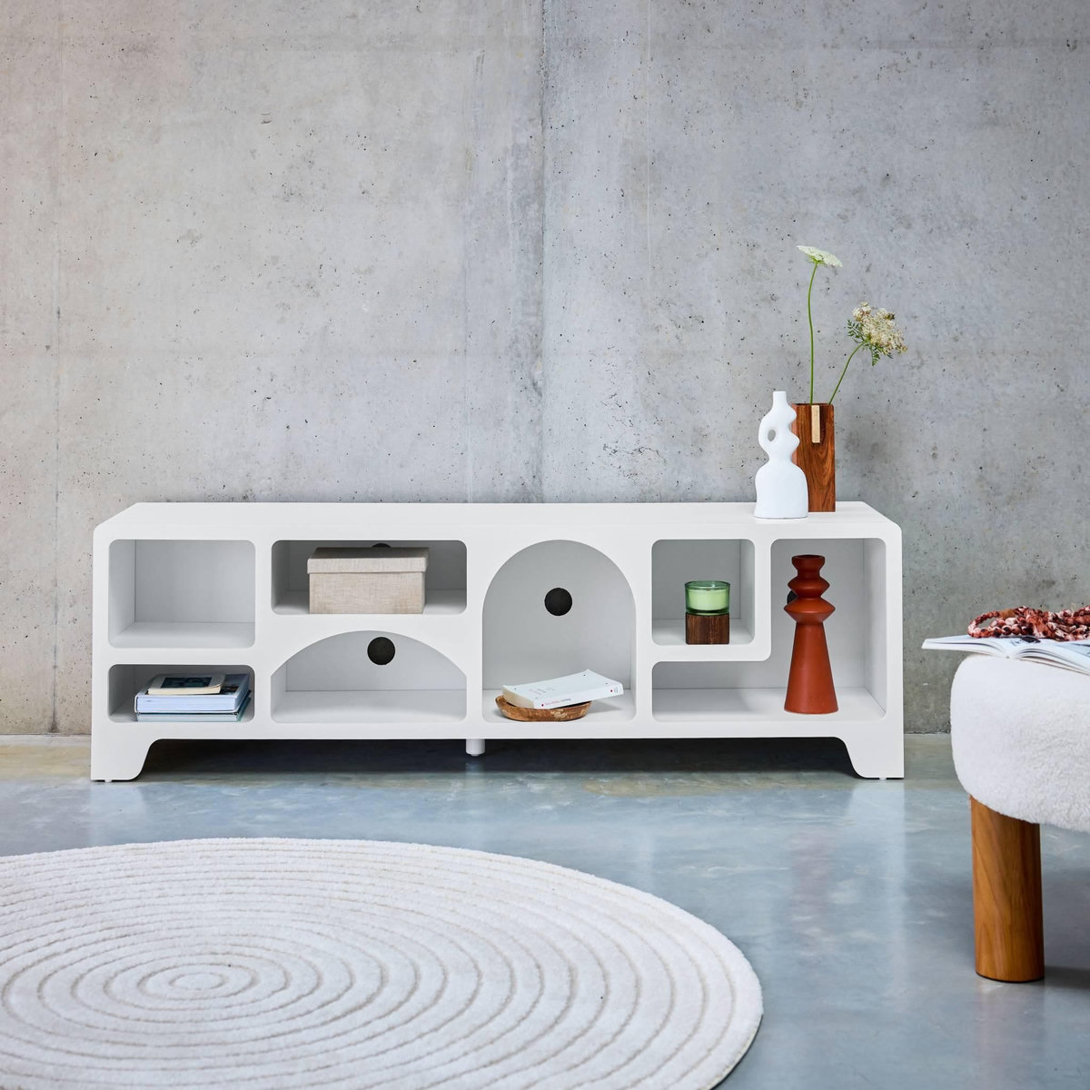 SWEEEK Meuble tv organique effet bois blanc 160cm avec plusieurs niches 7 compartiments de rangement L160cm