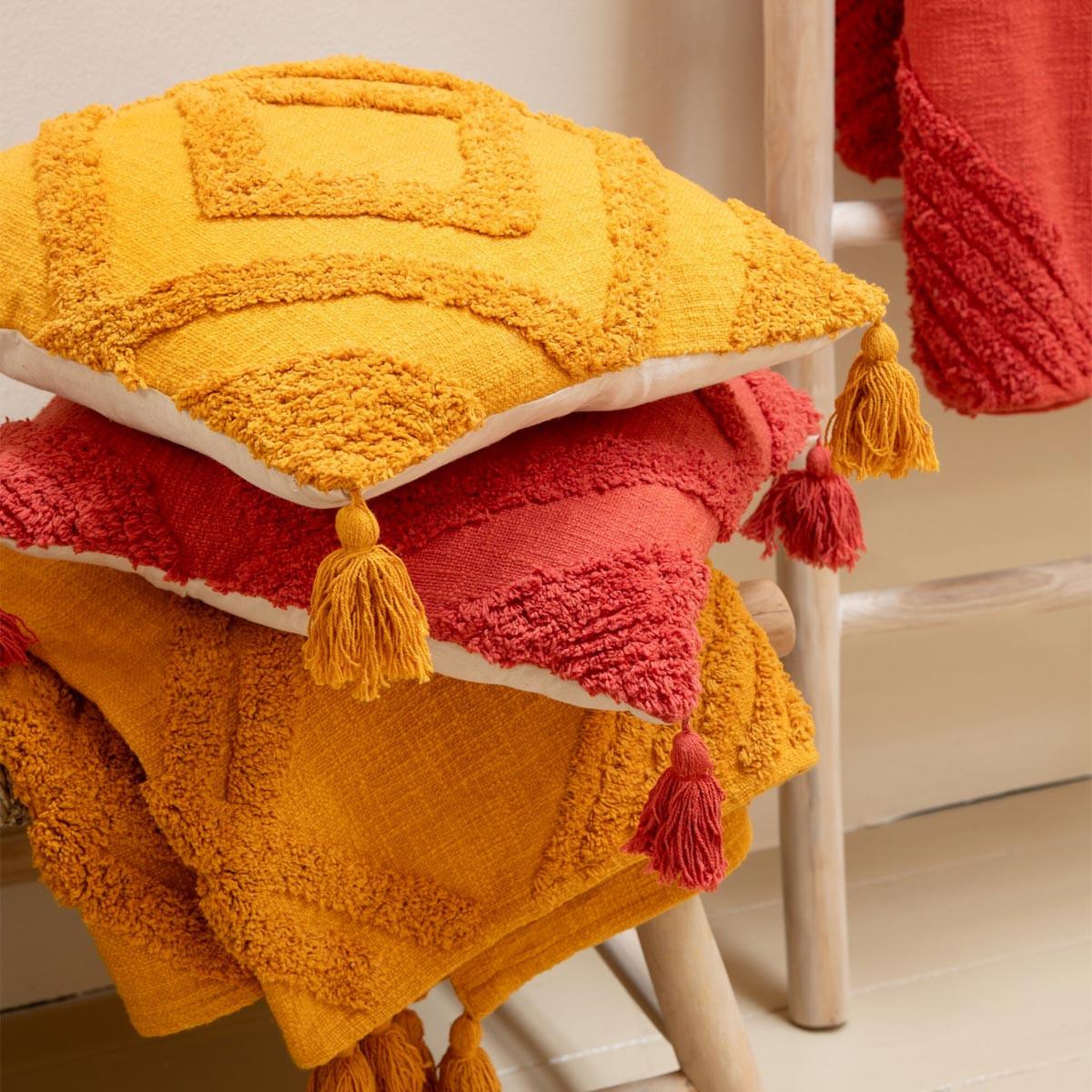 Voir la diapositive 3 : J-LINE Coussin déco tufté  efren  50x50cm rouge brique