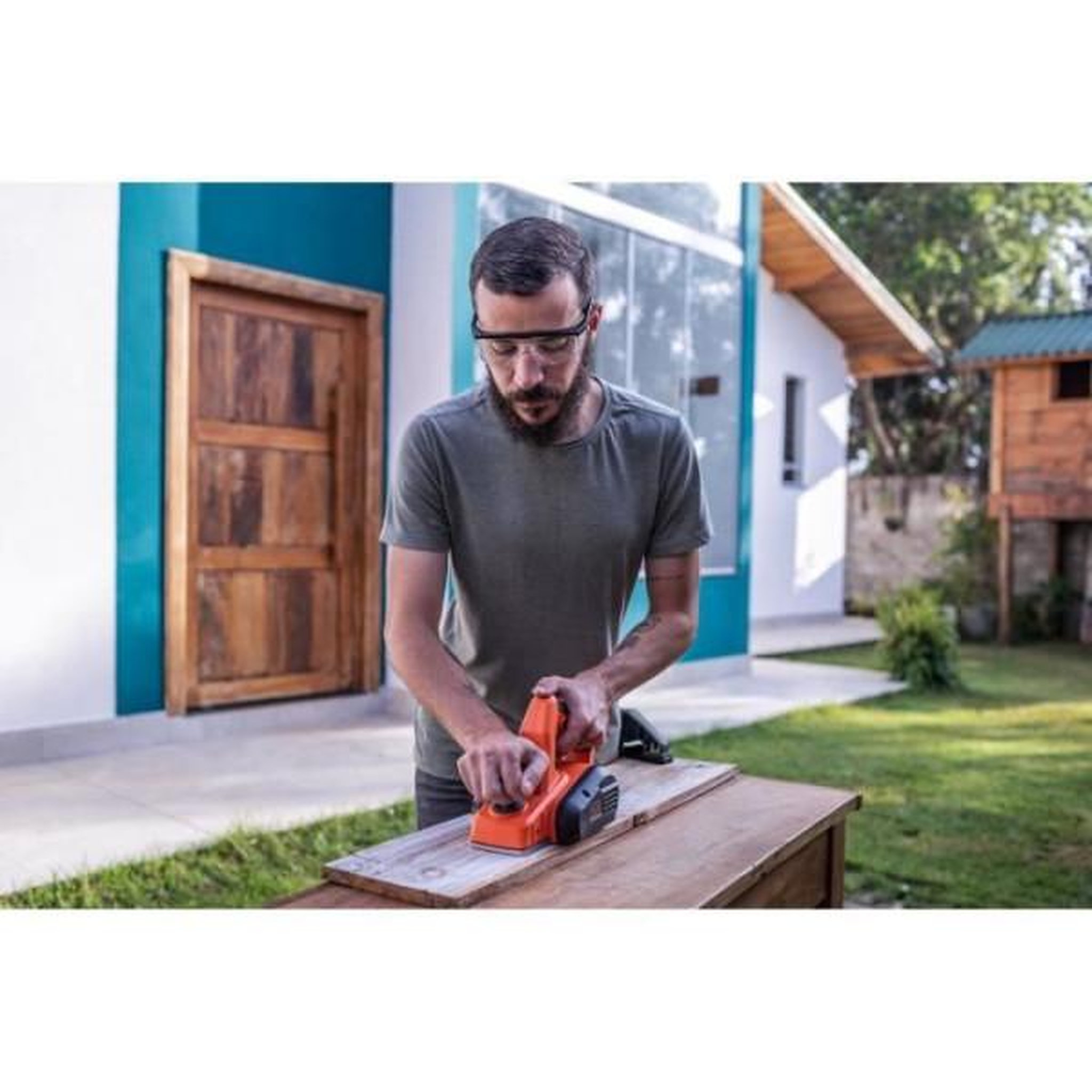 Voir la diapositive 5 : Black et Decker Rabot filaire - BLACK&DECKER - BEW712-QS - 710W - 82cm largeur de rabotage - Avec mallette de transport