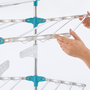 Voir la diapositive 3 : ID MARKET Séchoir à linge vertical pliable 3 niveaux OPTIMUM capacité 30M avec tringle télescopique cintres et pinces blanc et bleu