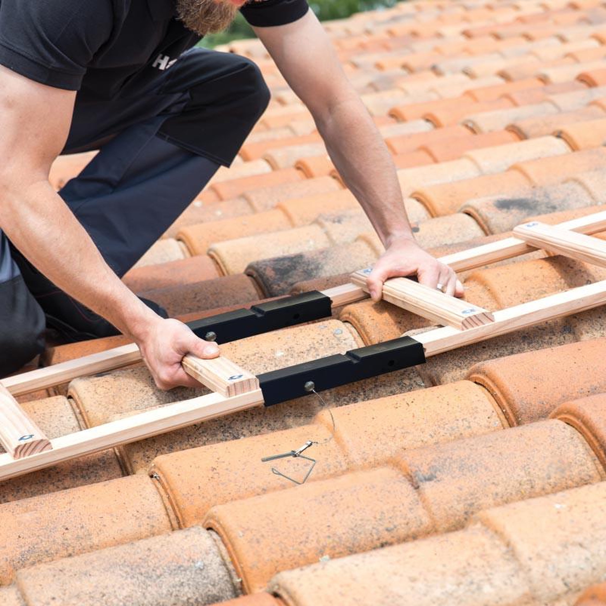 Voir la diapositive 2 : HAILO Echelle plate de toit en bois pour couvreur 5m hailo safety roof
