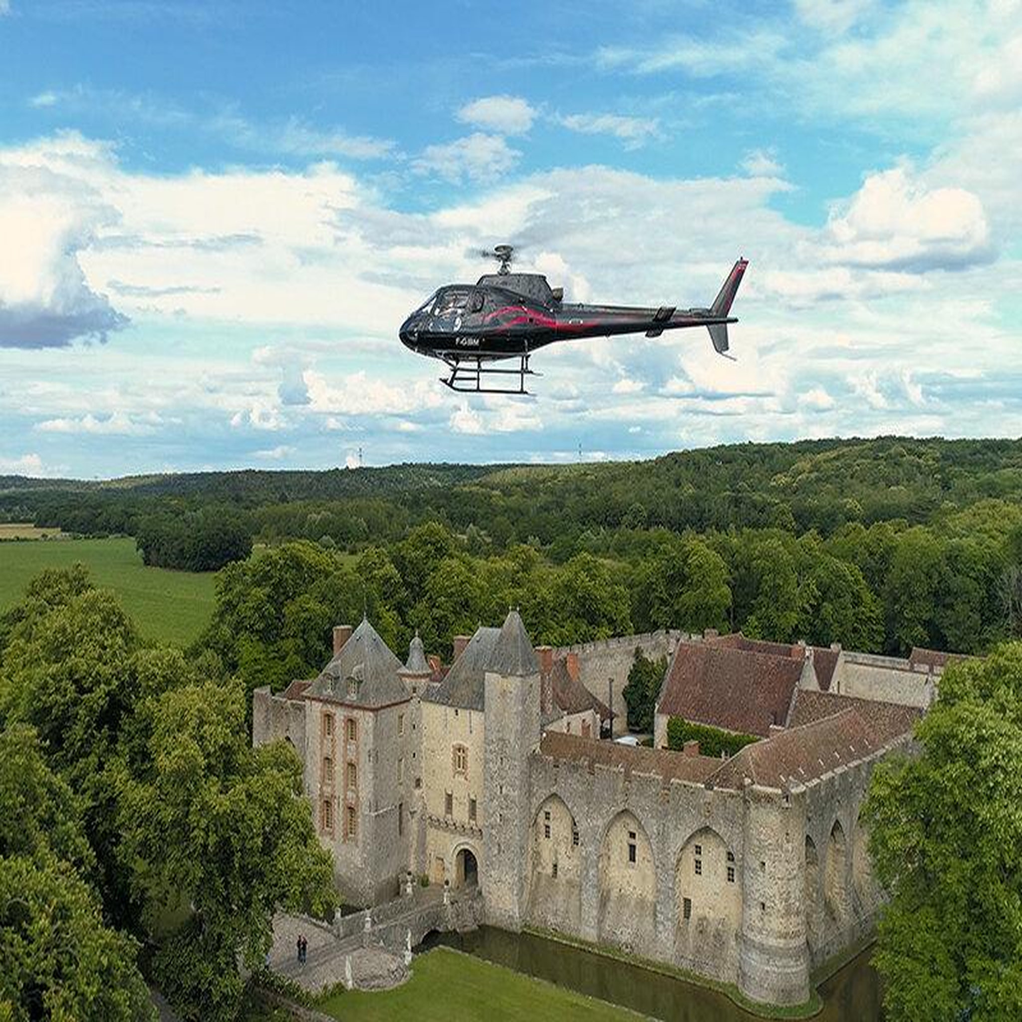 Voir la diapositive 5 : Smartbox Vol en hélicoptère de 30 min au-dessus du château de vaux-le-vicomte - coffret cadeau sport & aventure