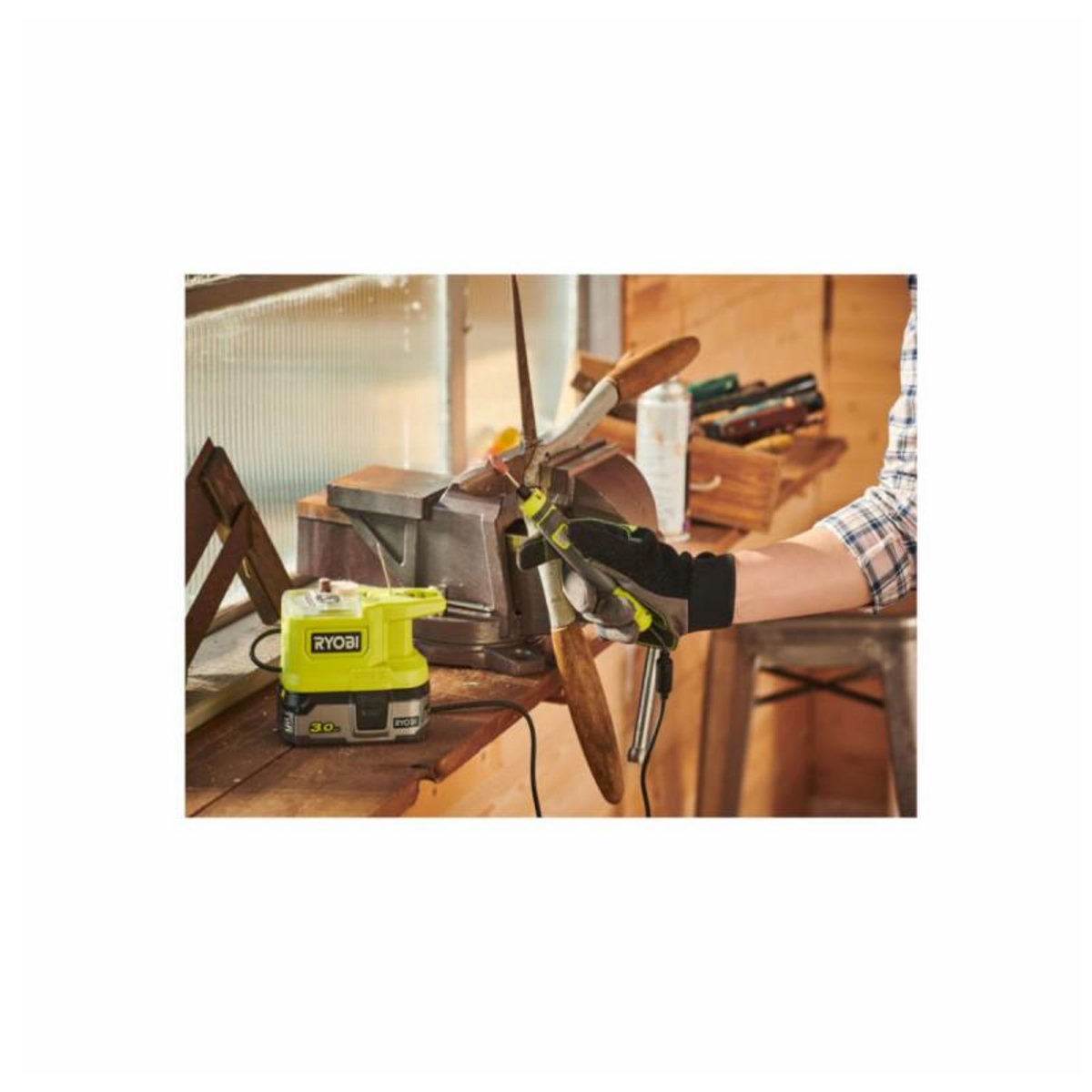 Ryobi Pack RYOBI - Mini outil multifonction 18V One+ - 1 batterie - 2,0Ah - 1 chargeur rapide
