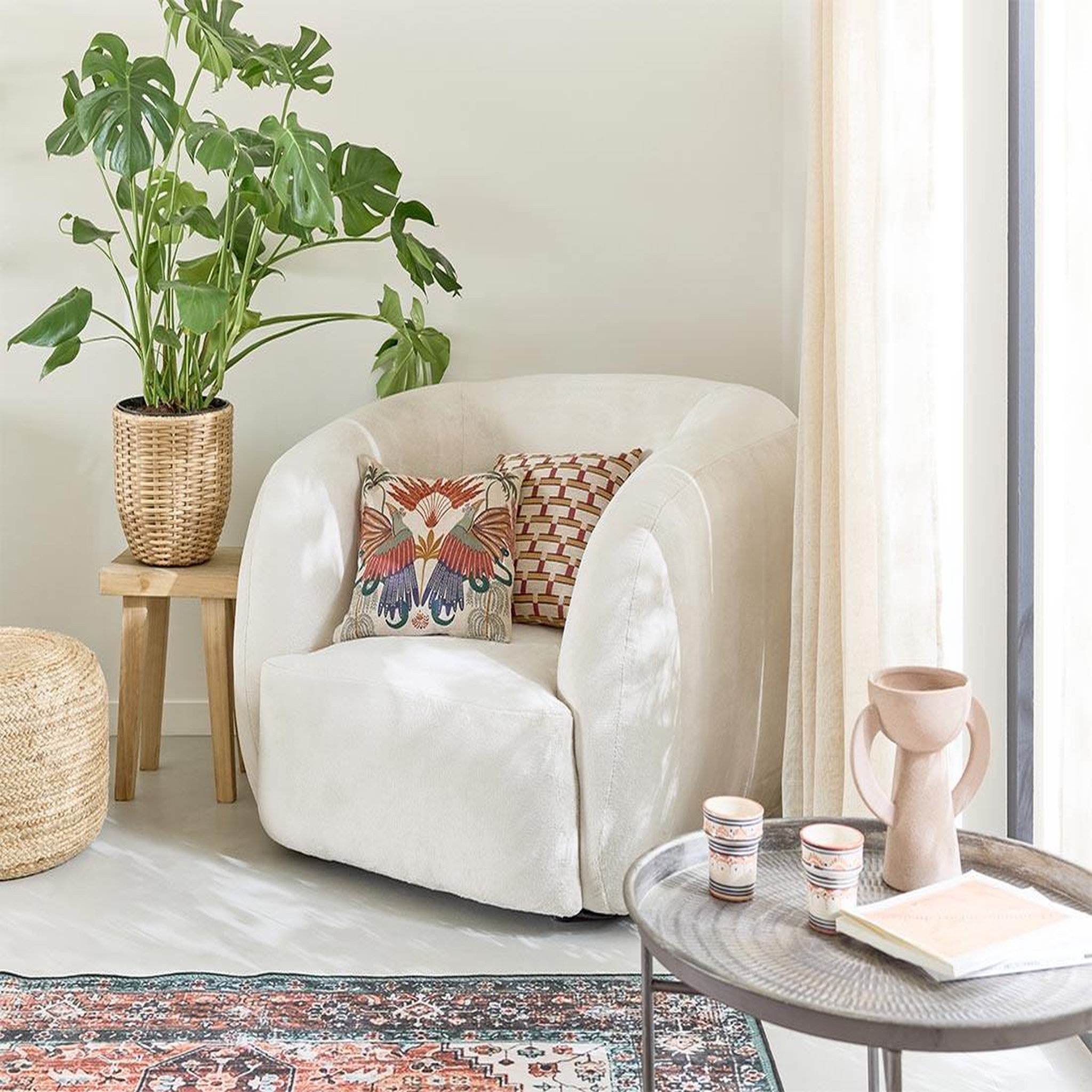 Voir la diapositive 1 : LISA DESIGN Ernee - fauteuil cocon - en velours