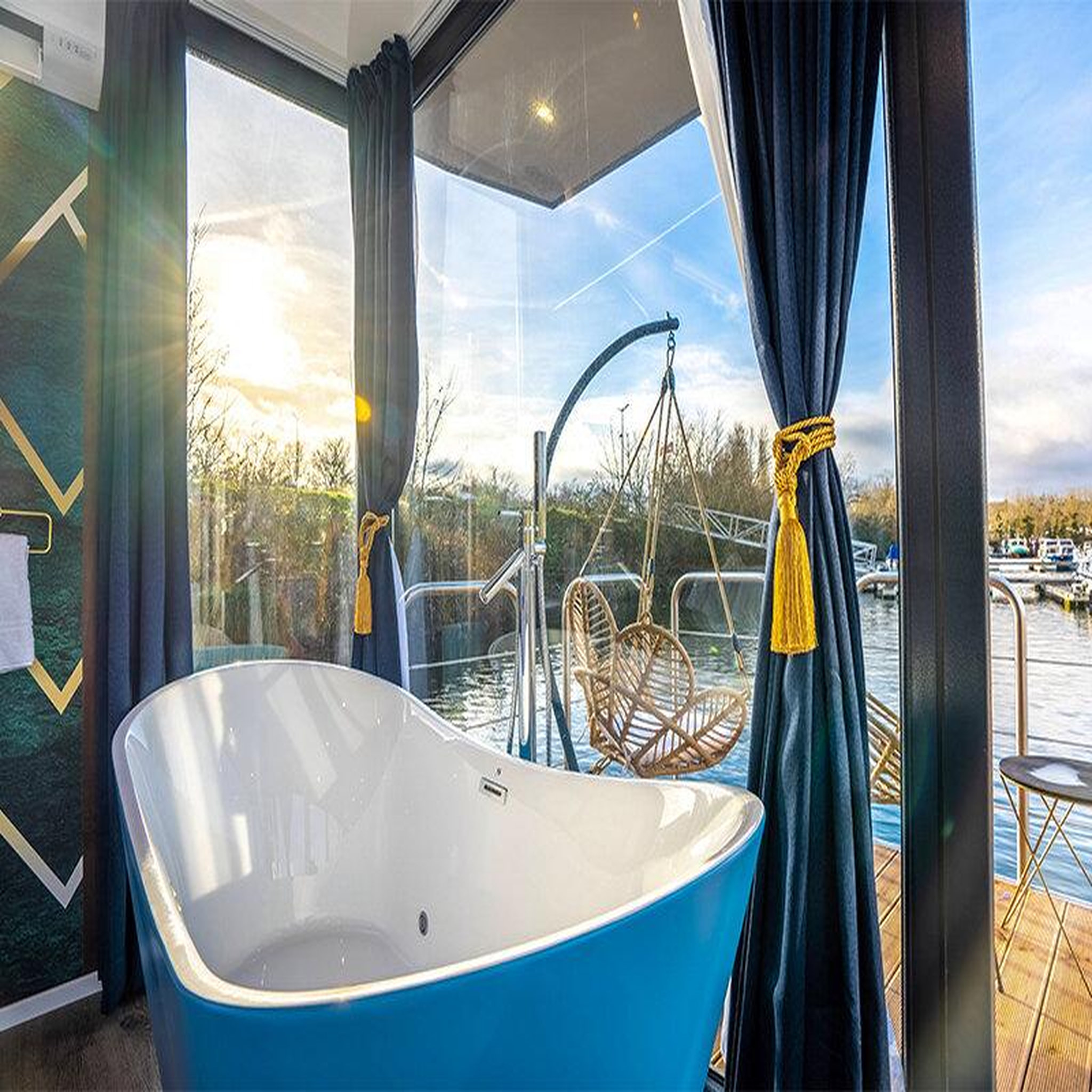 Voir la diapositive 2 : Smartbox 2 jours insolites en maison flottante insolite sur les bords de seine - coffret cadeau séjour
