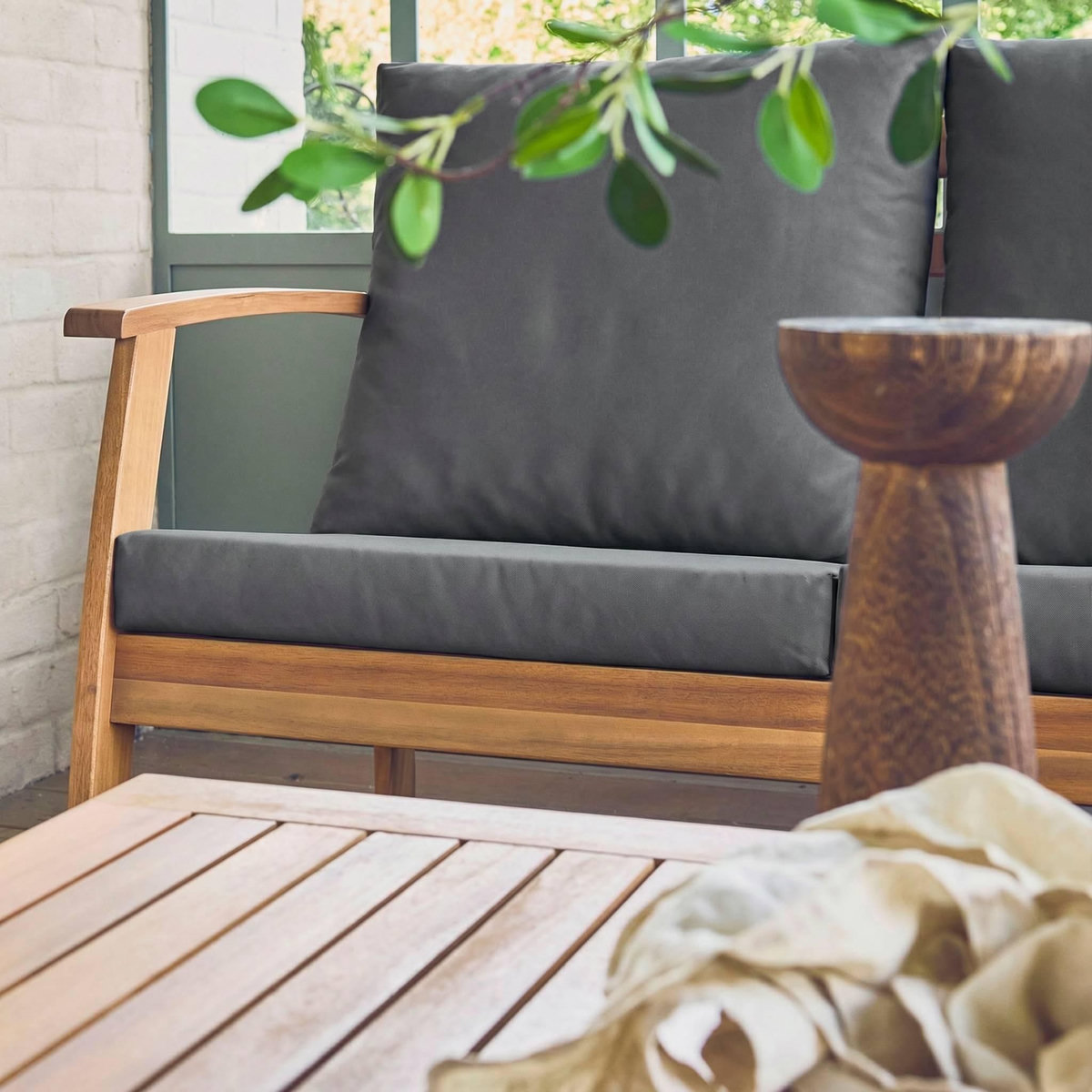 SWEEEK Salon de jardin USHUAIA 5 places en bois d'acacia, un canapé, une table, deux fauteuils