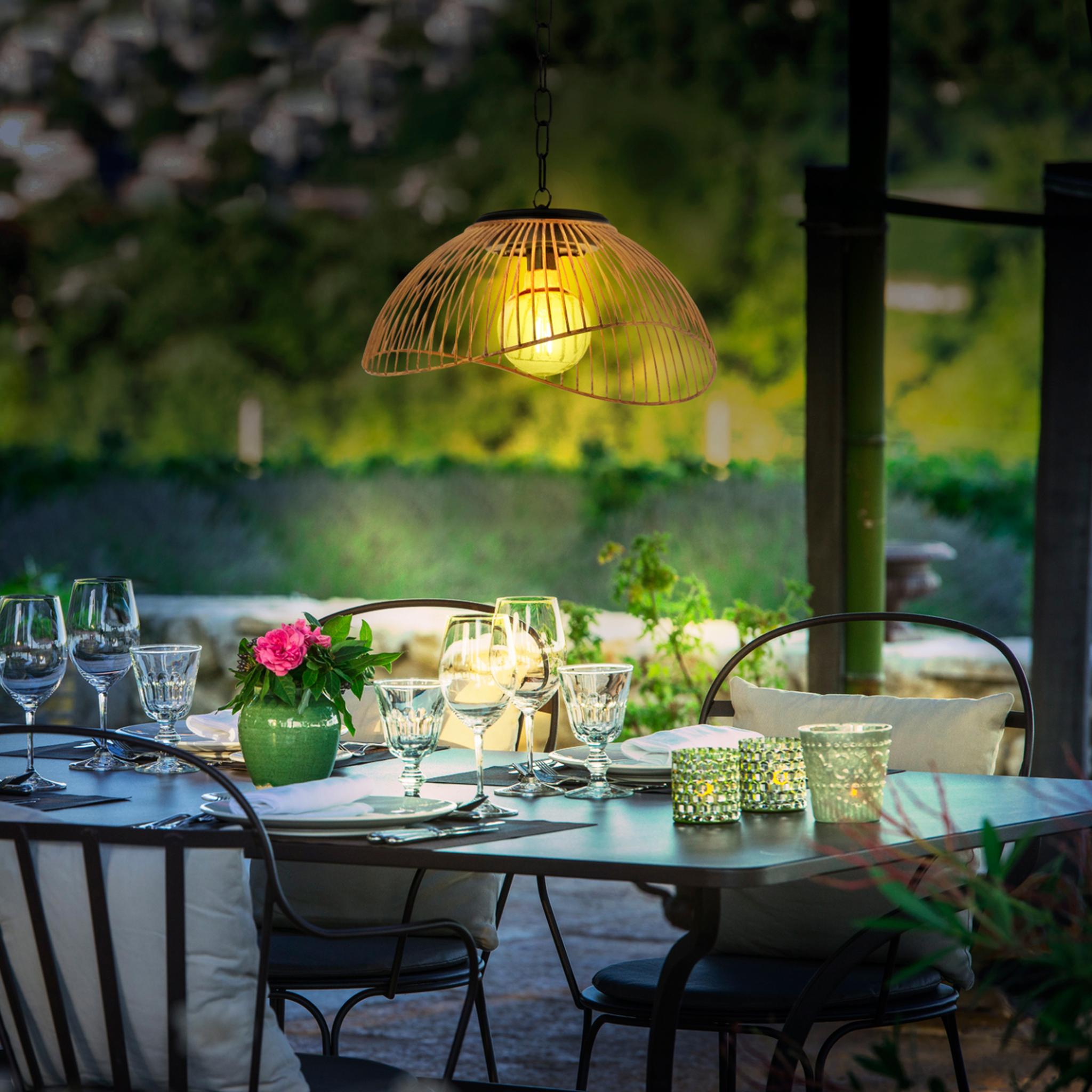 Voir la diapositive 4 : ID MARKET Lampe solaire extérieure SYDNEY suspension en métal effet rotin