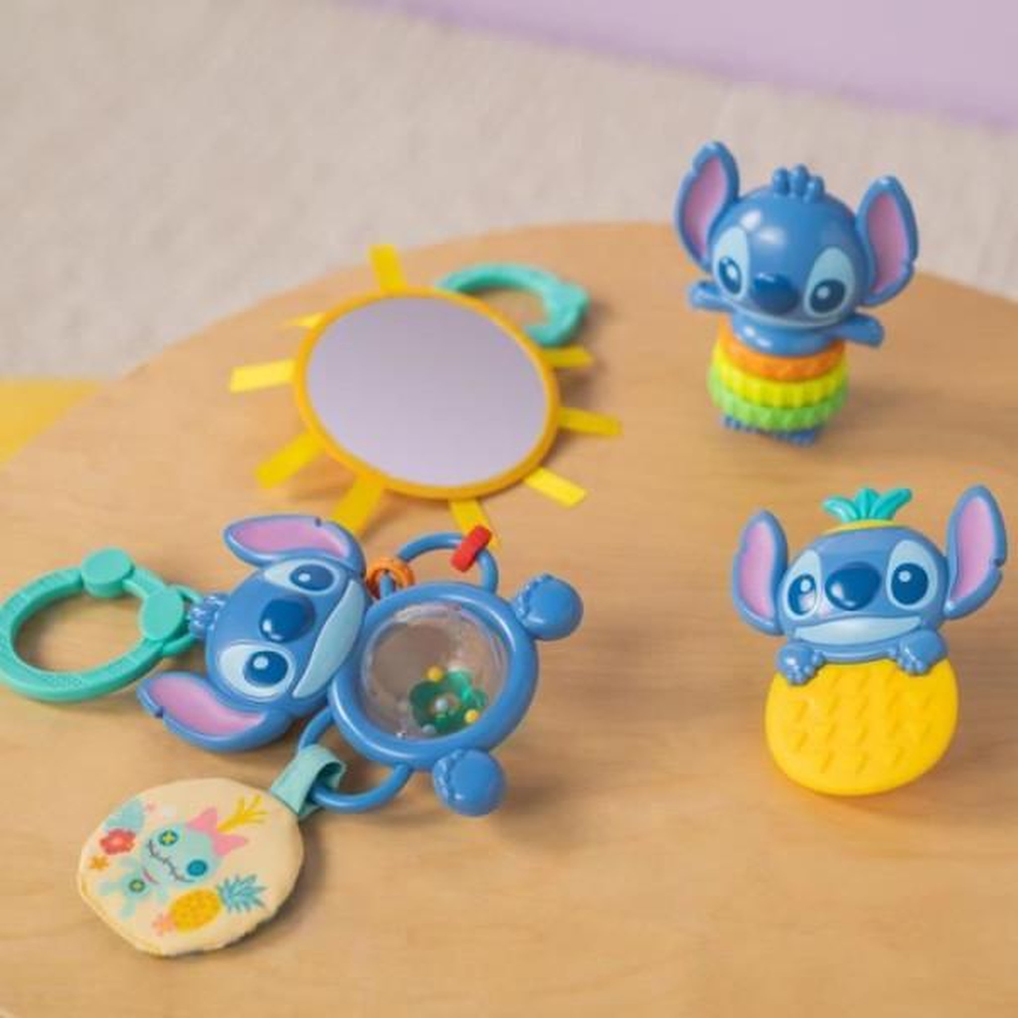 Voir la diapositive 3 : Bright Starts DISNEY BABY - STITCH - Coffret Cadeau Naissance? - 4 jouets nouveau-né , Hochet, Anneau de dentition, Jouets multisensoriels