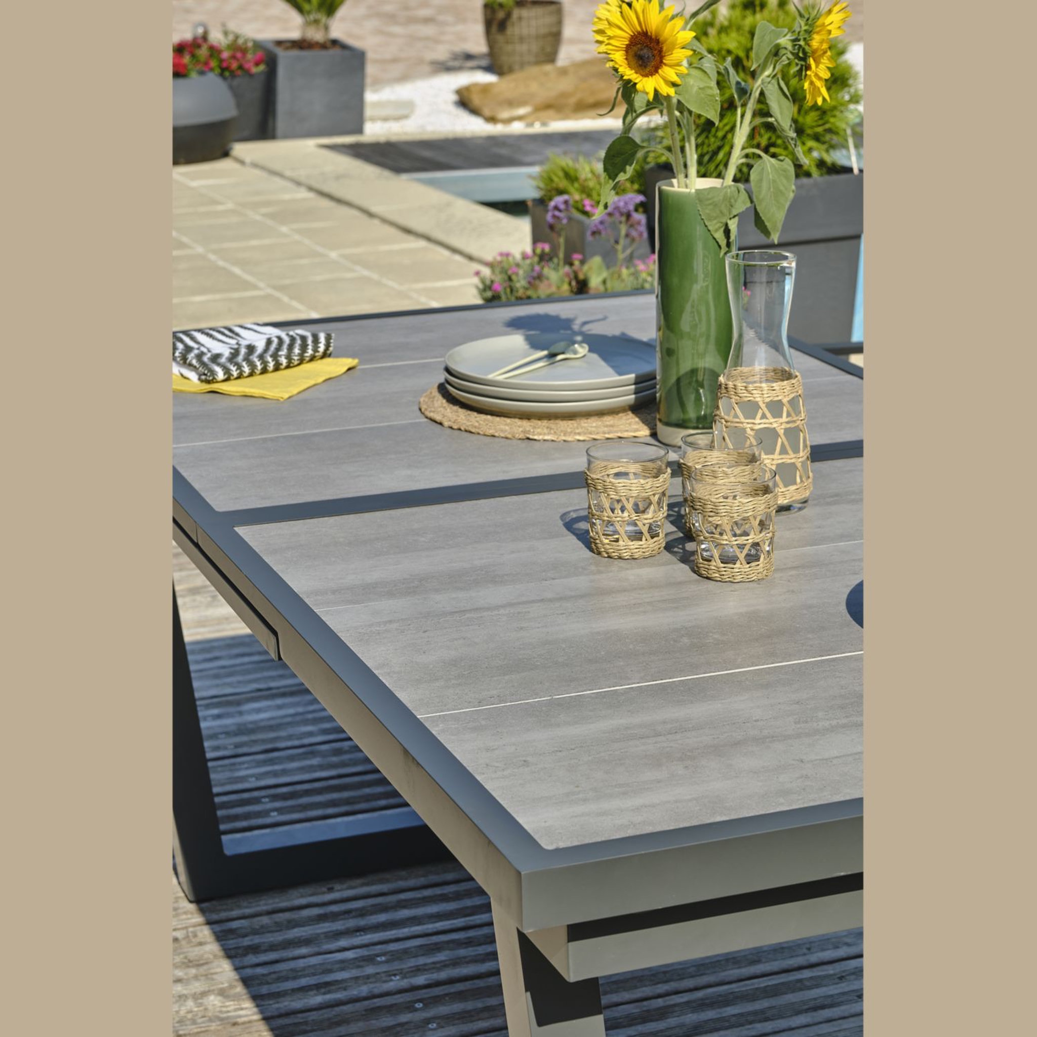 Voir la diapositive 3 : Table de jardin rectangulaire - 8/10 places - Aluminium et plateau céramique - Anthracite - OLHOS