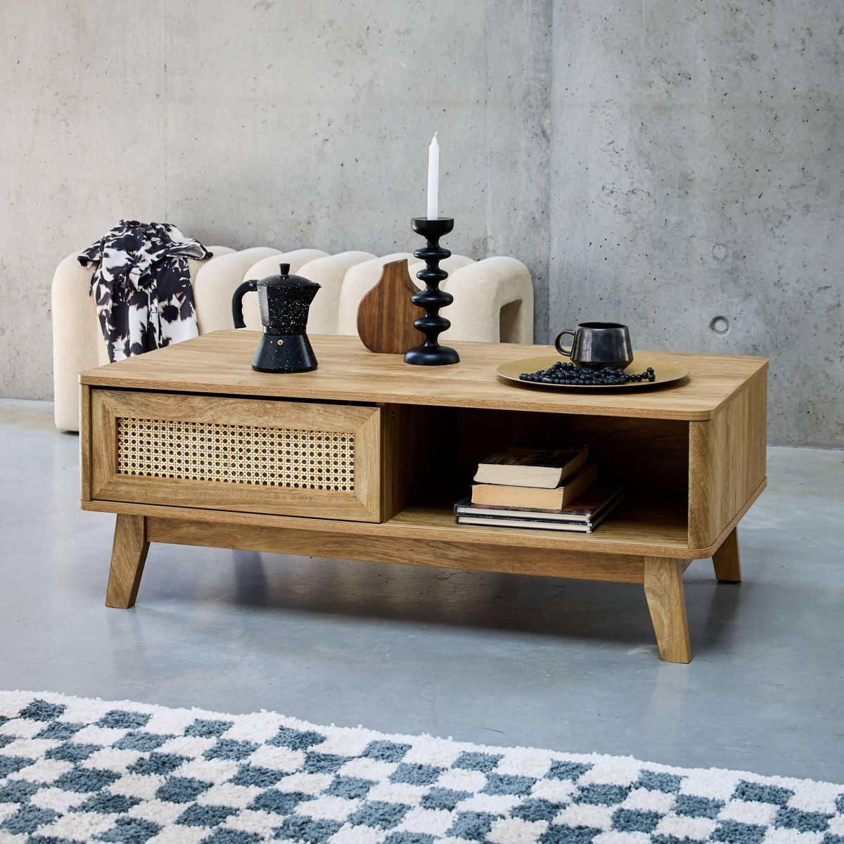 SWEEEK Table basse avec 2 niches. 1 porte coulissante. effet bois et cannage. pieds eucalyptus