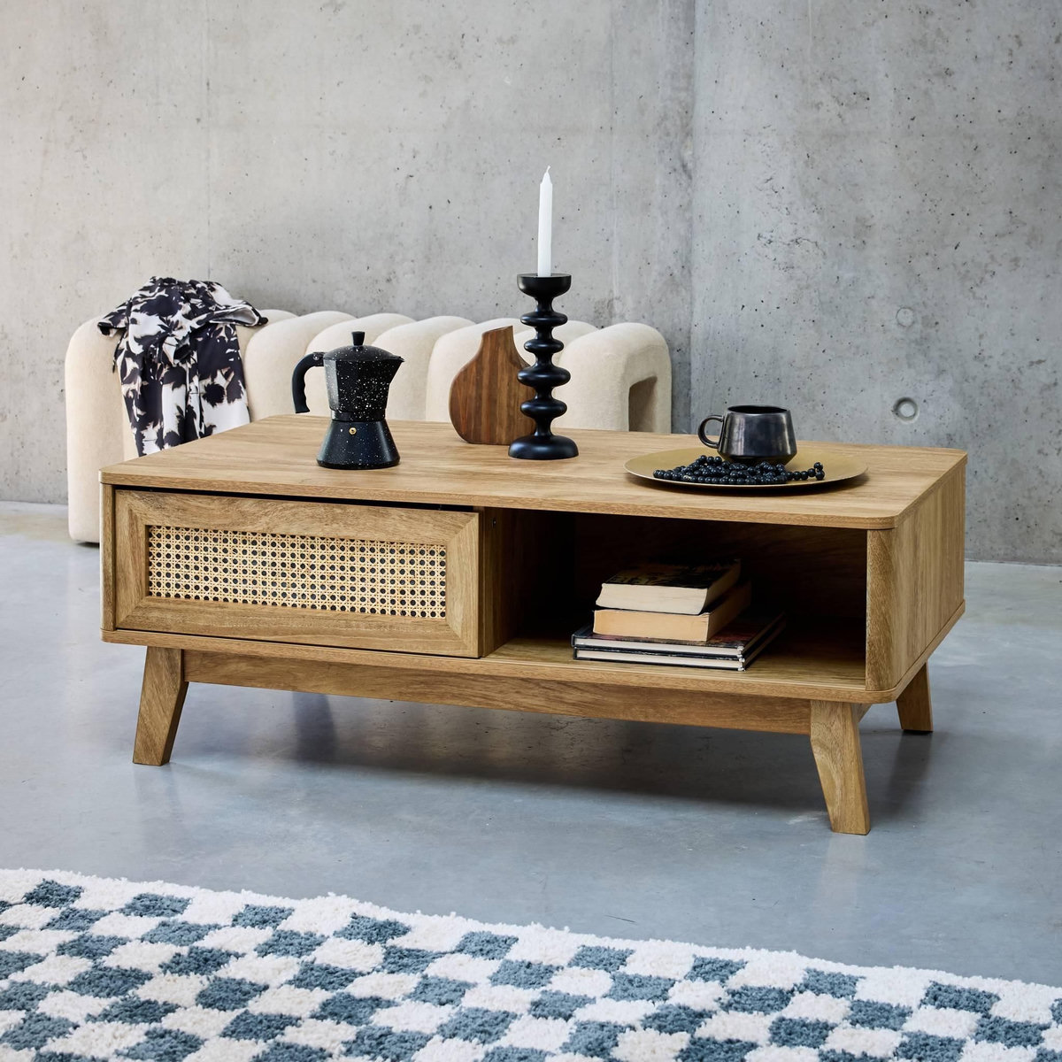 SWEEEK Table basse avec 2 niches. 1 porte coulissante. effet bois et cannage. pieds eucalyptus