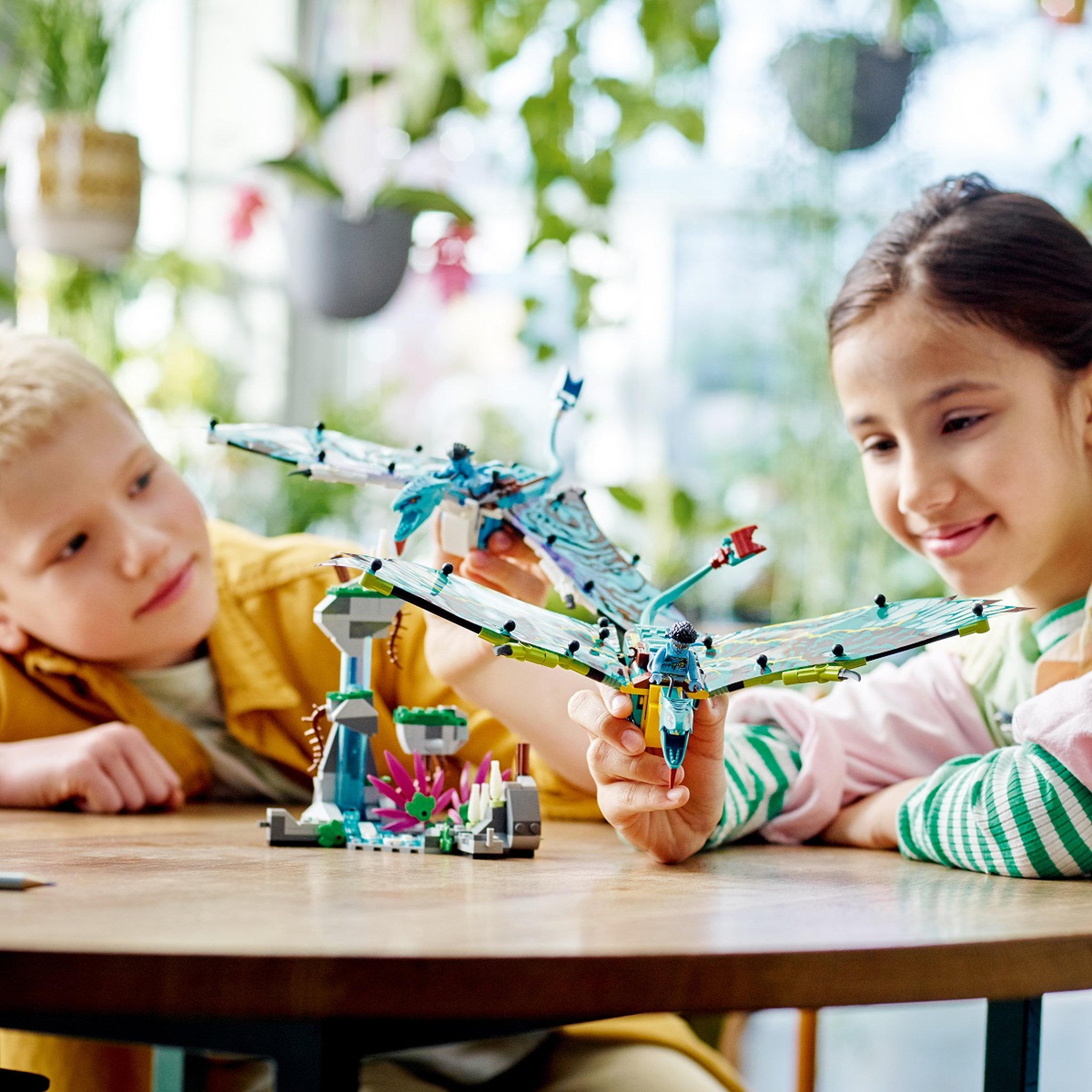 Voir la diapositive 5 : LEGO Disney 75572 Avatar Le premier vol en banshee de Jake et Neytiri, Jouet Pandora, avec Animaux