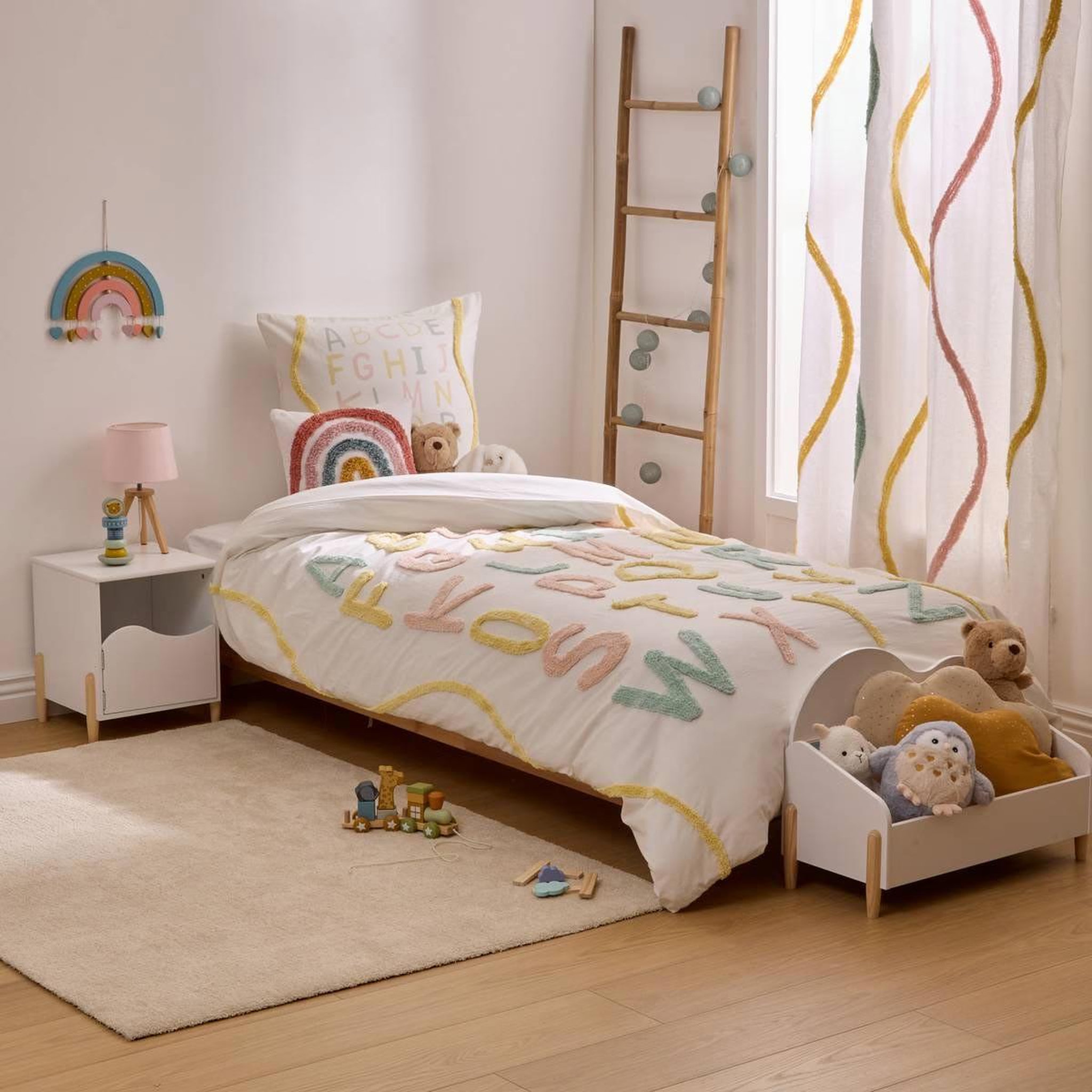Voir la diapositive 4 : Atmosphera Kids Parure de lit tufté  alphabet  140x200cm multicolore