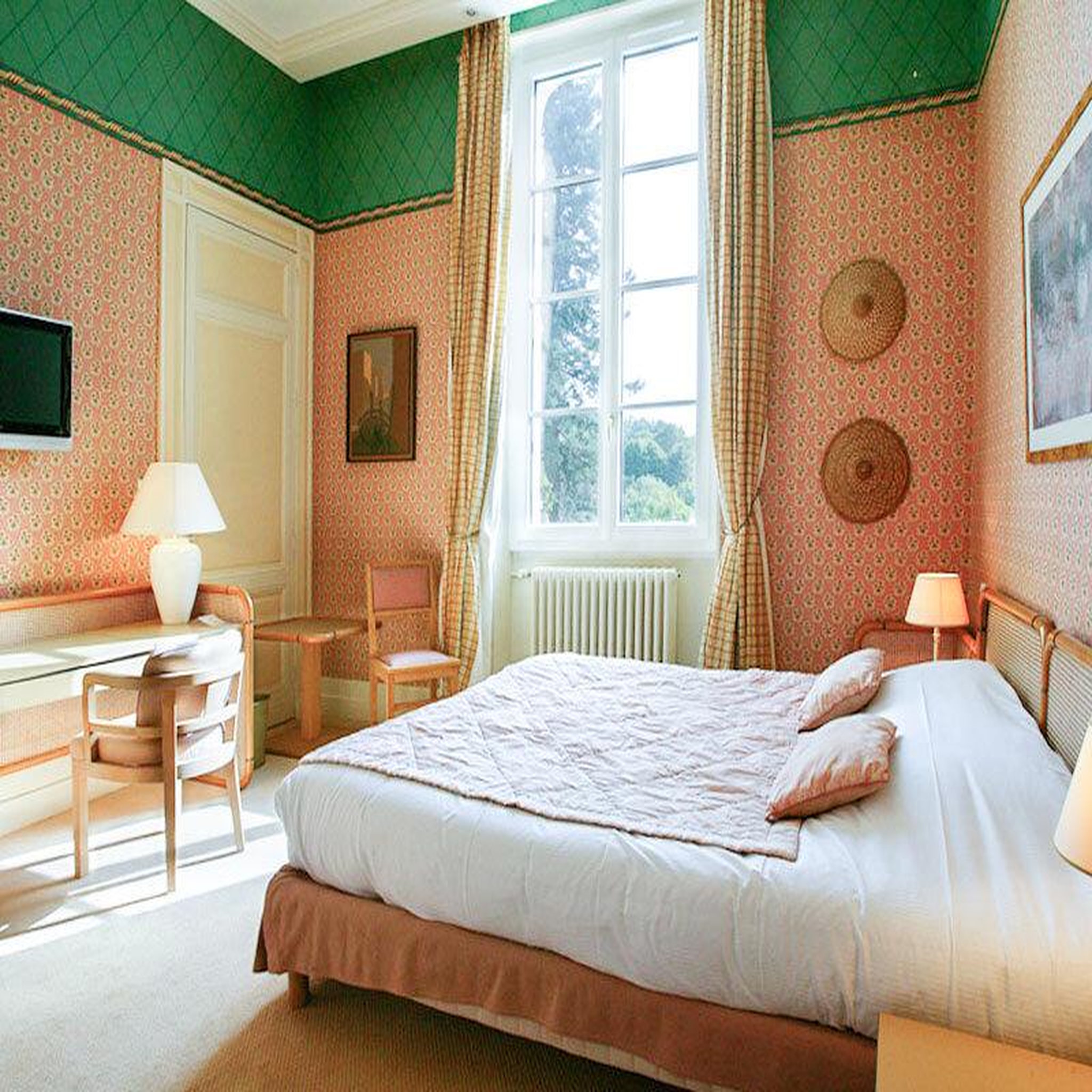 Voir la diapositive 2 : Smartbox Séjour en famille de 3 jours en dordogne dans un manoir 4* - coffret cadeau séjour