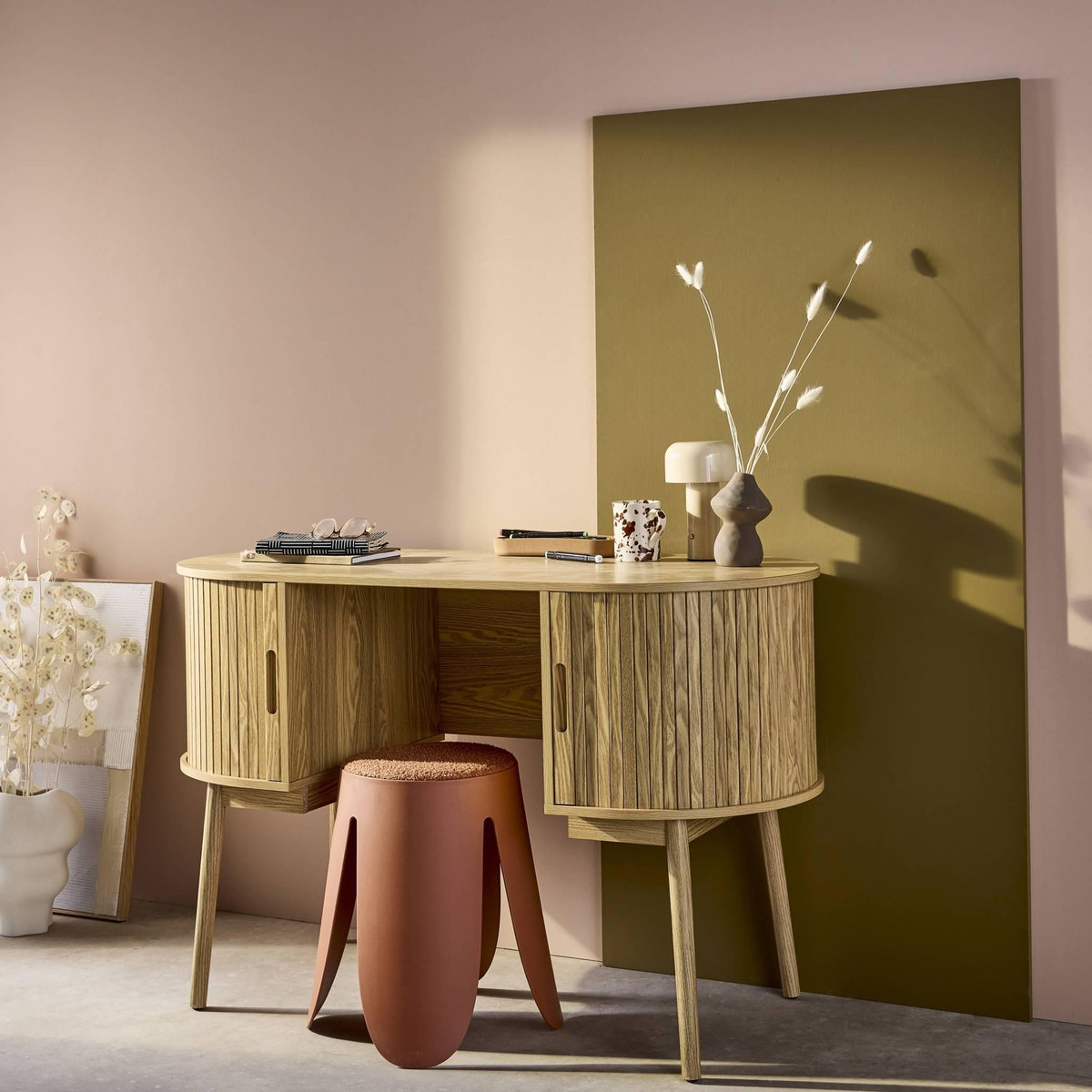 SWEEEK Bureau ovale effet bois rainuré avec deux espaces de rangement. L 120 x P 55 x H 77 cm