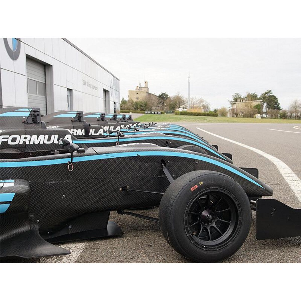 Smartbox Stage de pilotage : 1 journée sur circuit près de Châteauroux au volant d'une Formule Renaut 2.0 avec approfondissement technique - Coffret Cadeau Sport & Aventure