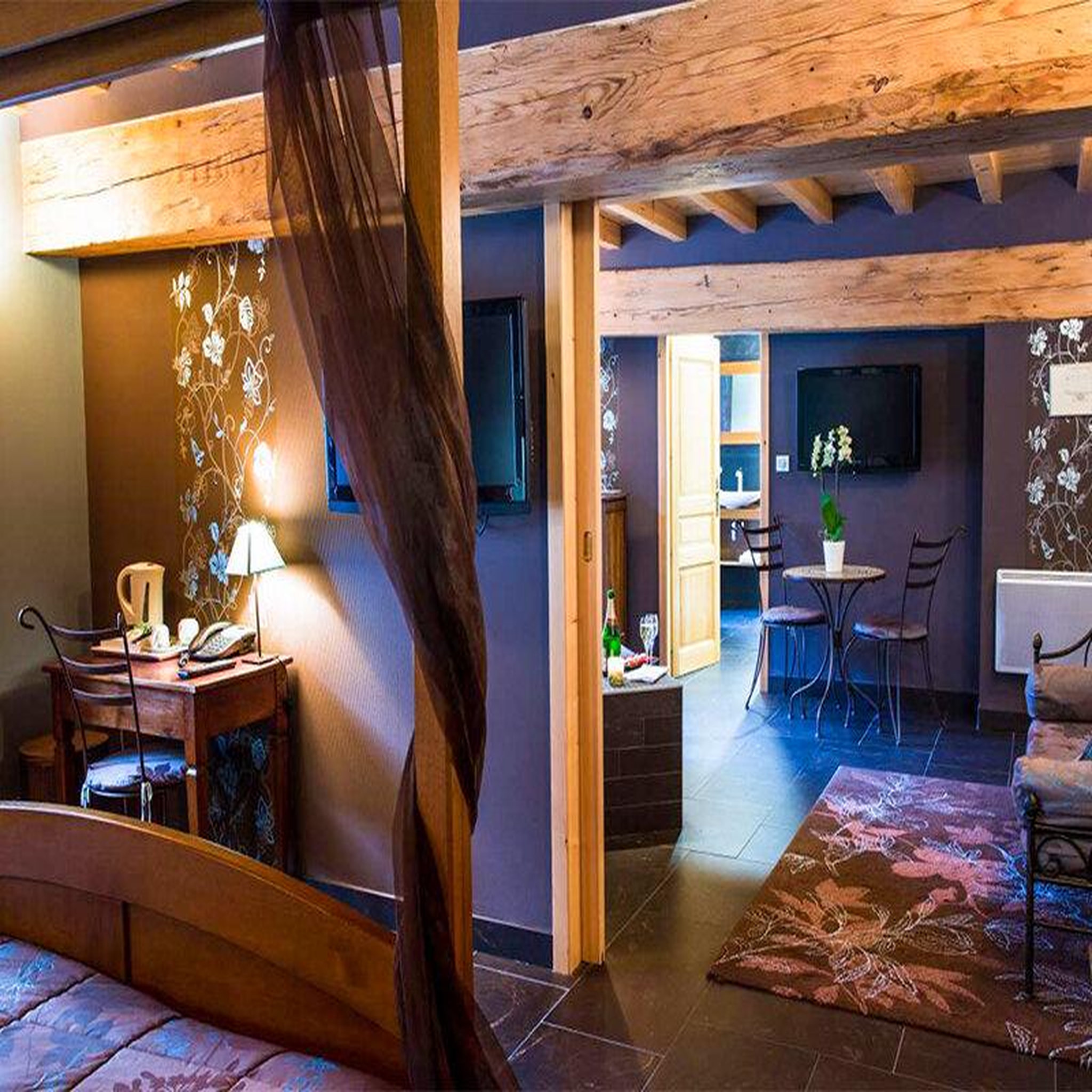 Voir la diapositive 3 : Smartbox 2 jours en suite avec accès au bain bouillonnant dans un hôtel 4* près de besançon - coffret cadeau séjour