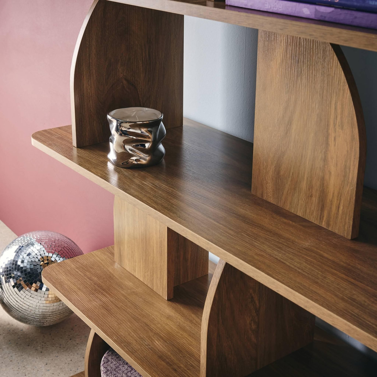 SWEEEK Etagère. bibliothèque exotique décor bois manguier 5 niveaux. séparateurs courbés - Alva