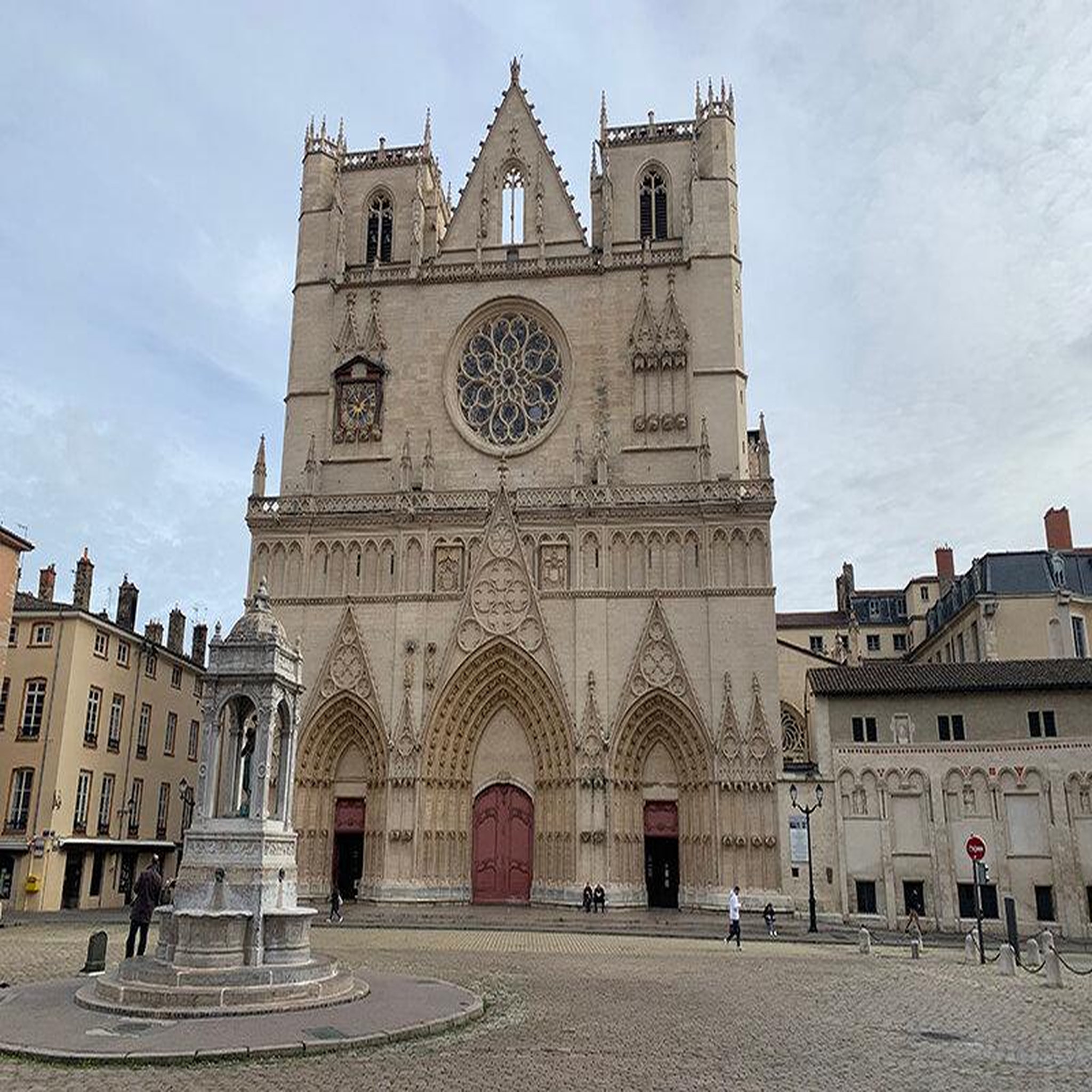 Voir la diapositive 2 : Smartbox Visite fascinante d'1h30 de Lyon en famille avec guide privé - Coffret Cadeau Sport & Aventure