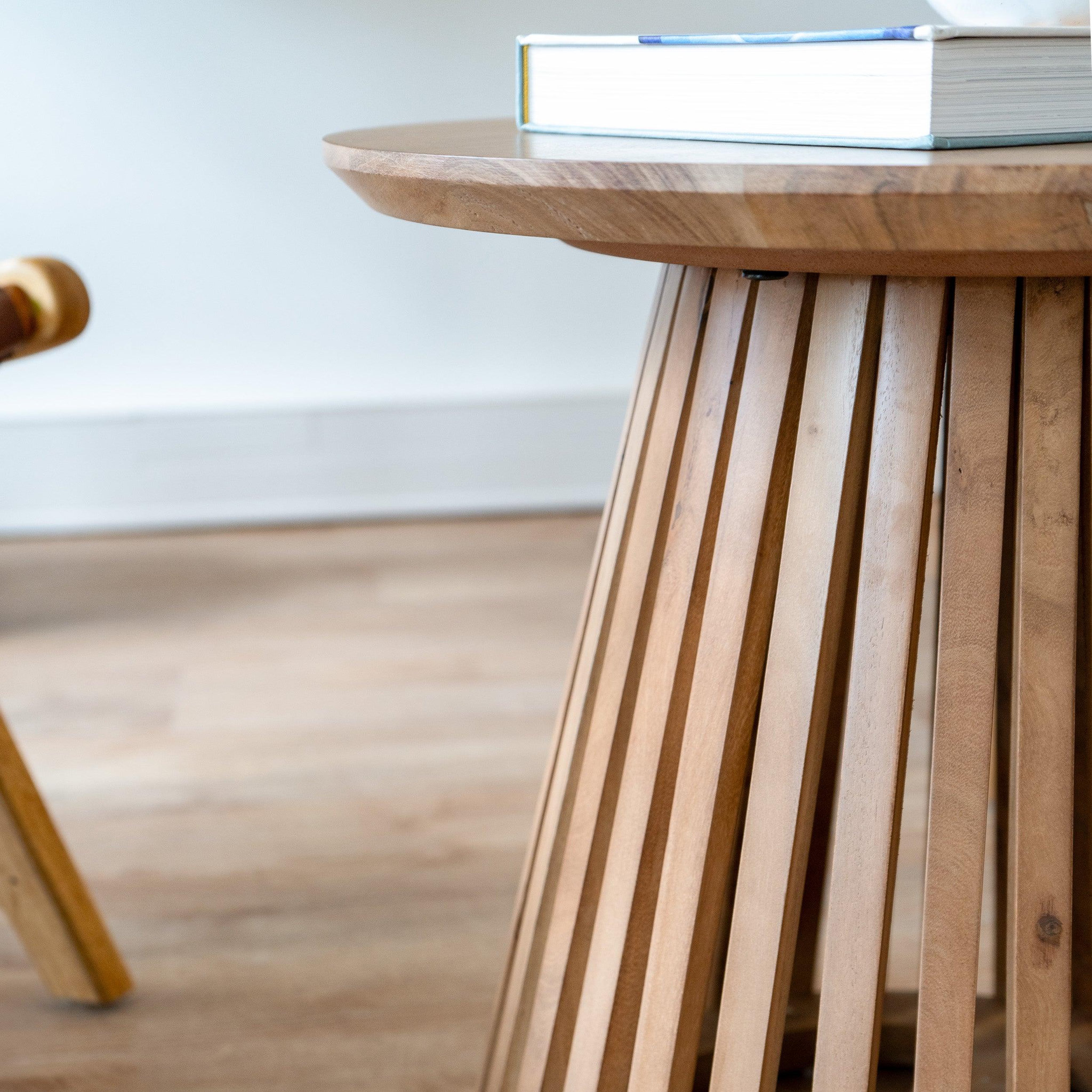 Voir la diapositive 3 : MAISON PAVANE Table d'appoint ronde bois clair en bois d'acacia d50 cm-képès